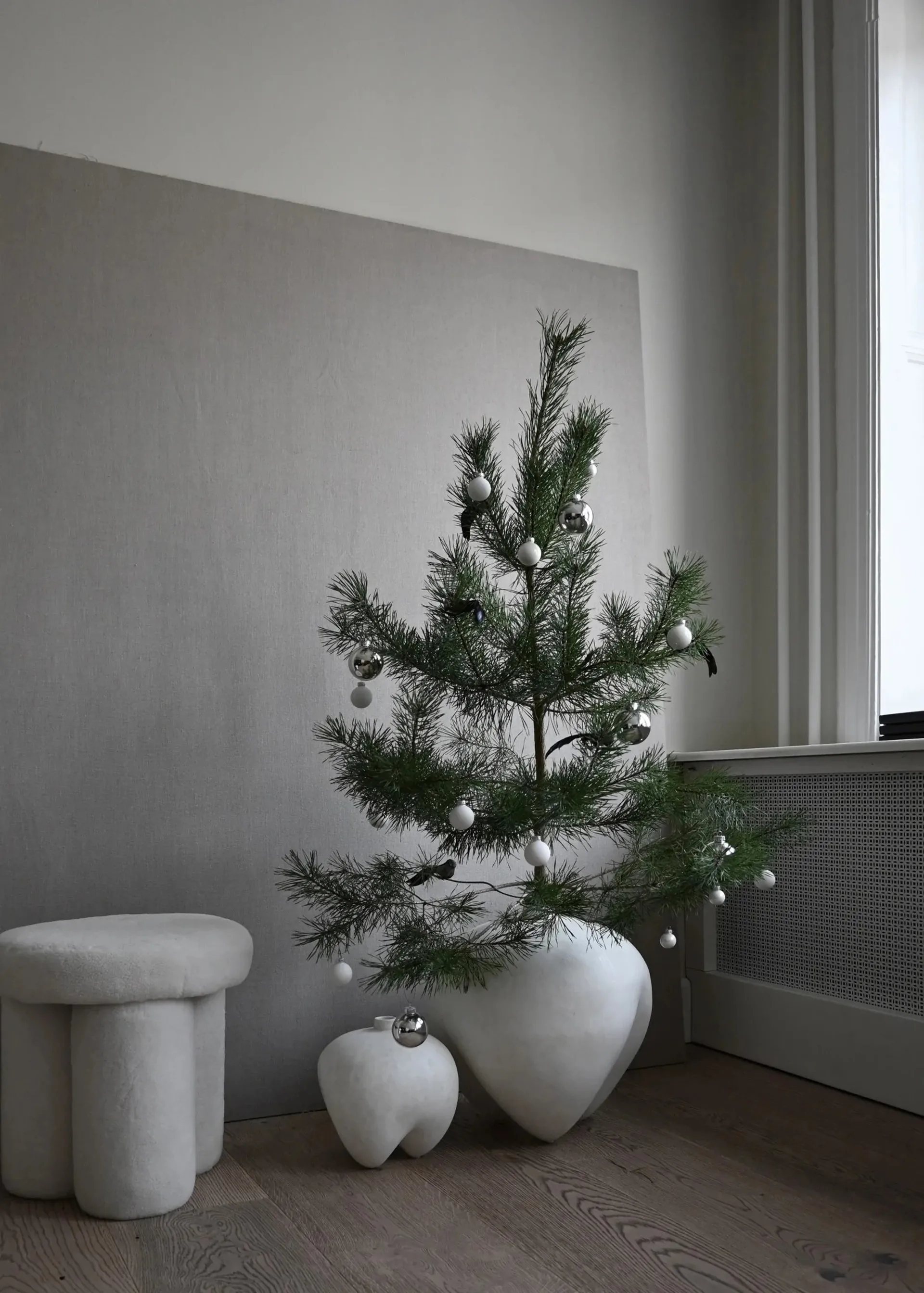 Sgabello Big Foot in pelle di pecora, Bianco sporco 101 Copenhagen