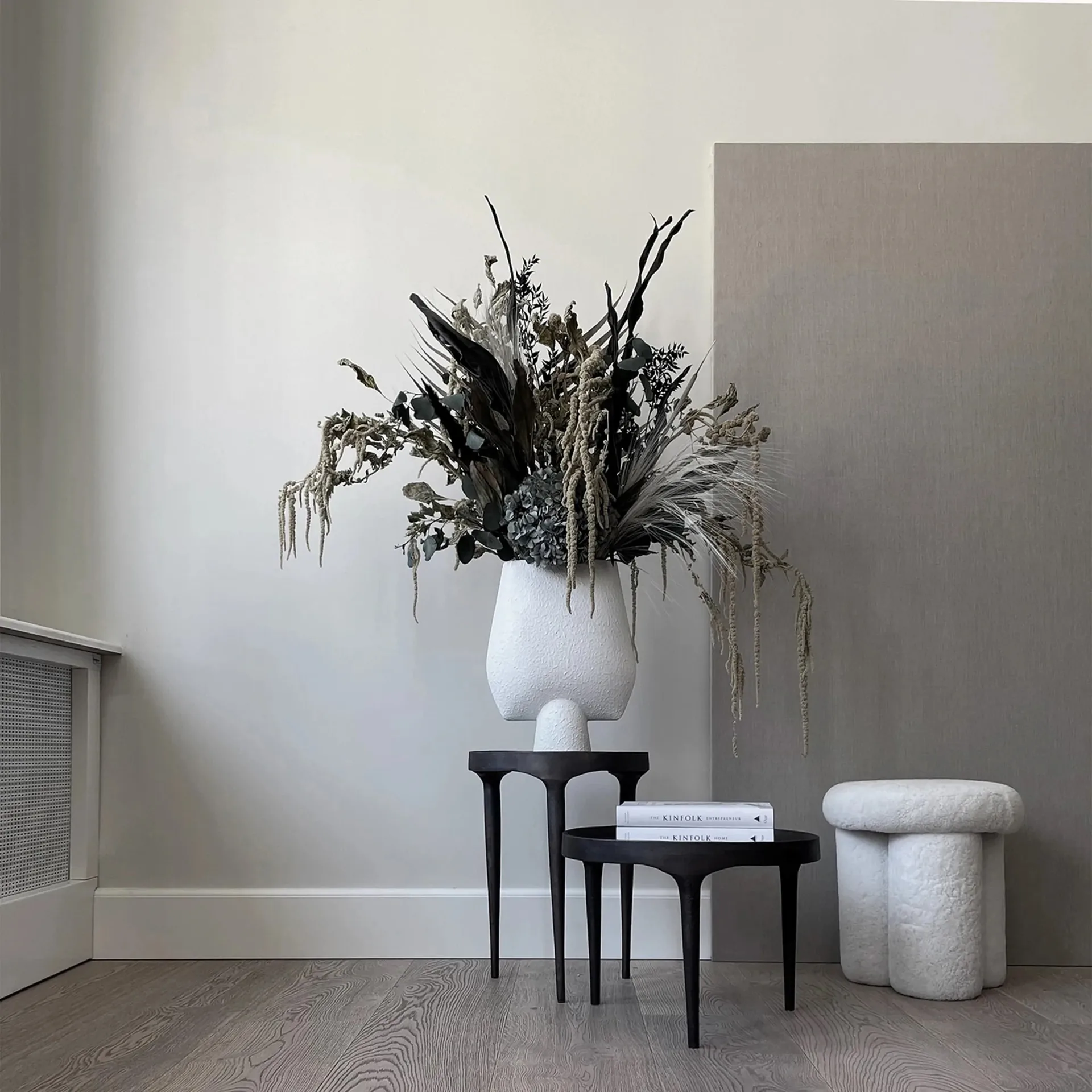 Sgabello Big Foot in pelle di pecora, Bianco sporco 101 Copenhagen