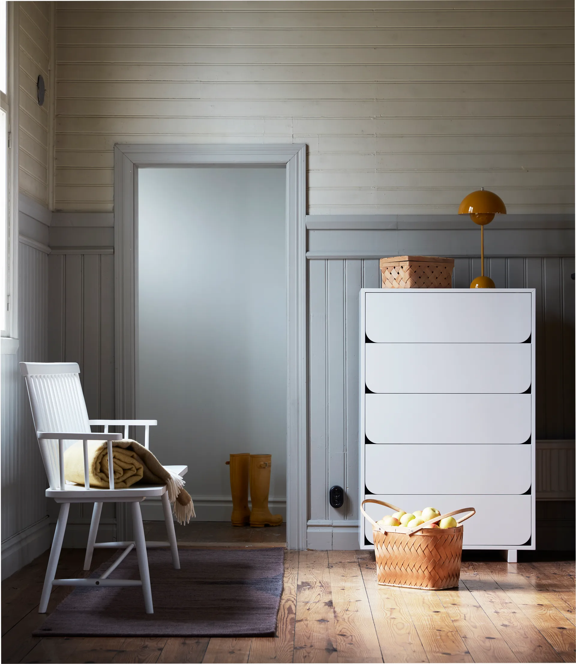 Cassettiera alta Vidja, laccata bianca, 5 cassetti 1898