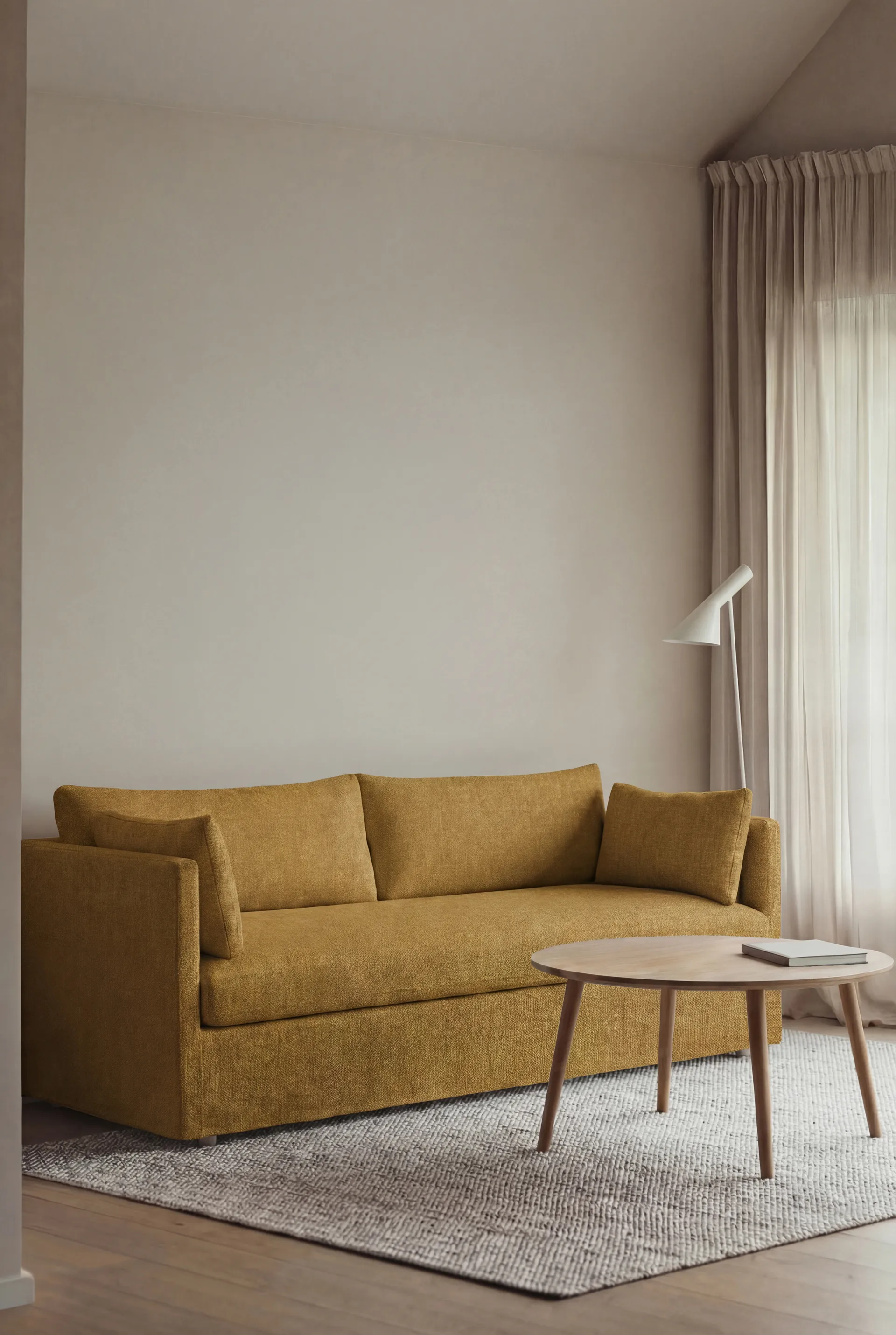 Divano Linnevik, Luiza Mustard 3972-rovere oliato bianco, 3 sedute, con gonna 1898