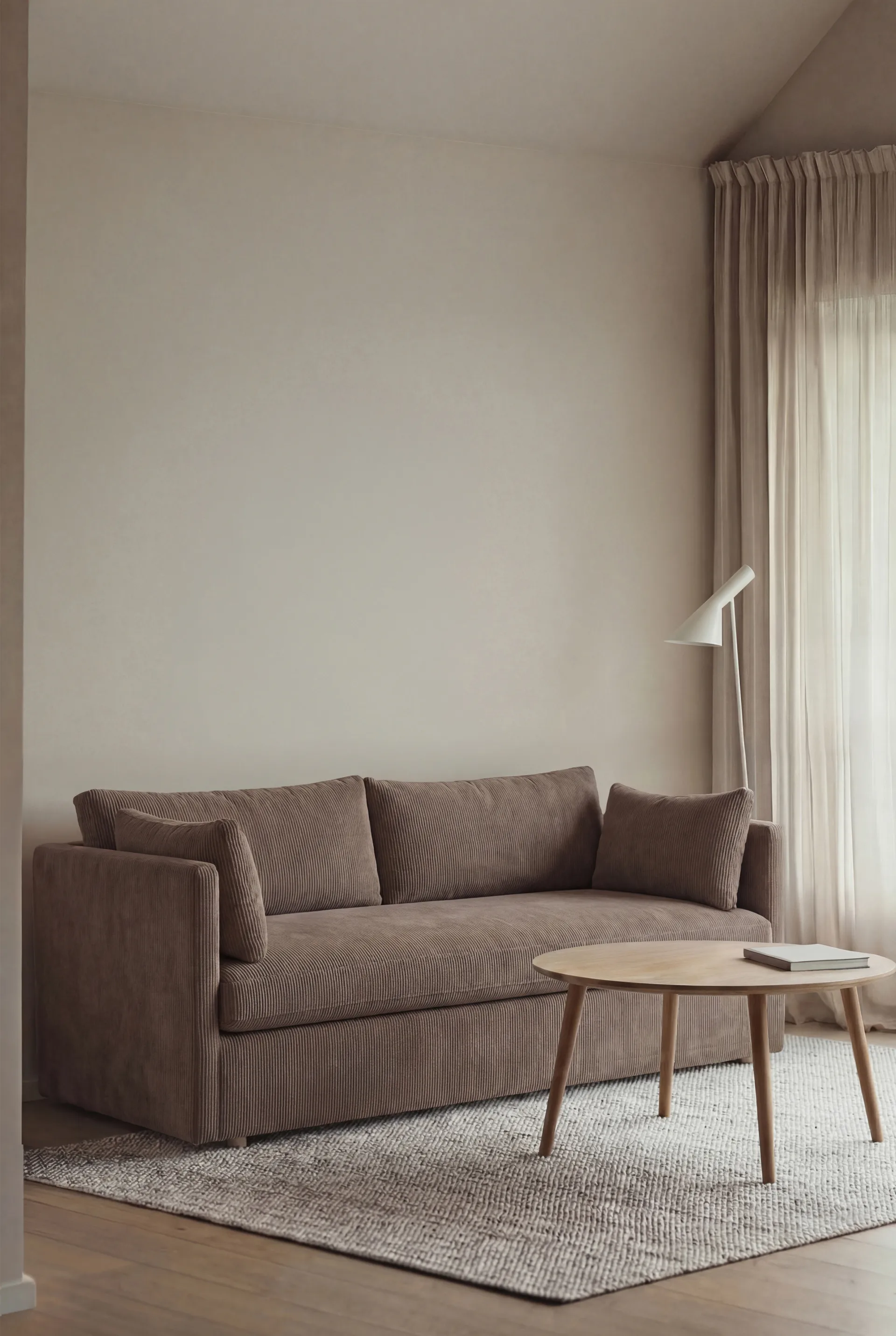 Linnevik divano, Jump brown 1955-rovere oliato bianco, 2 sedute, con gonna 1898