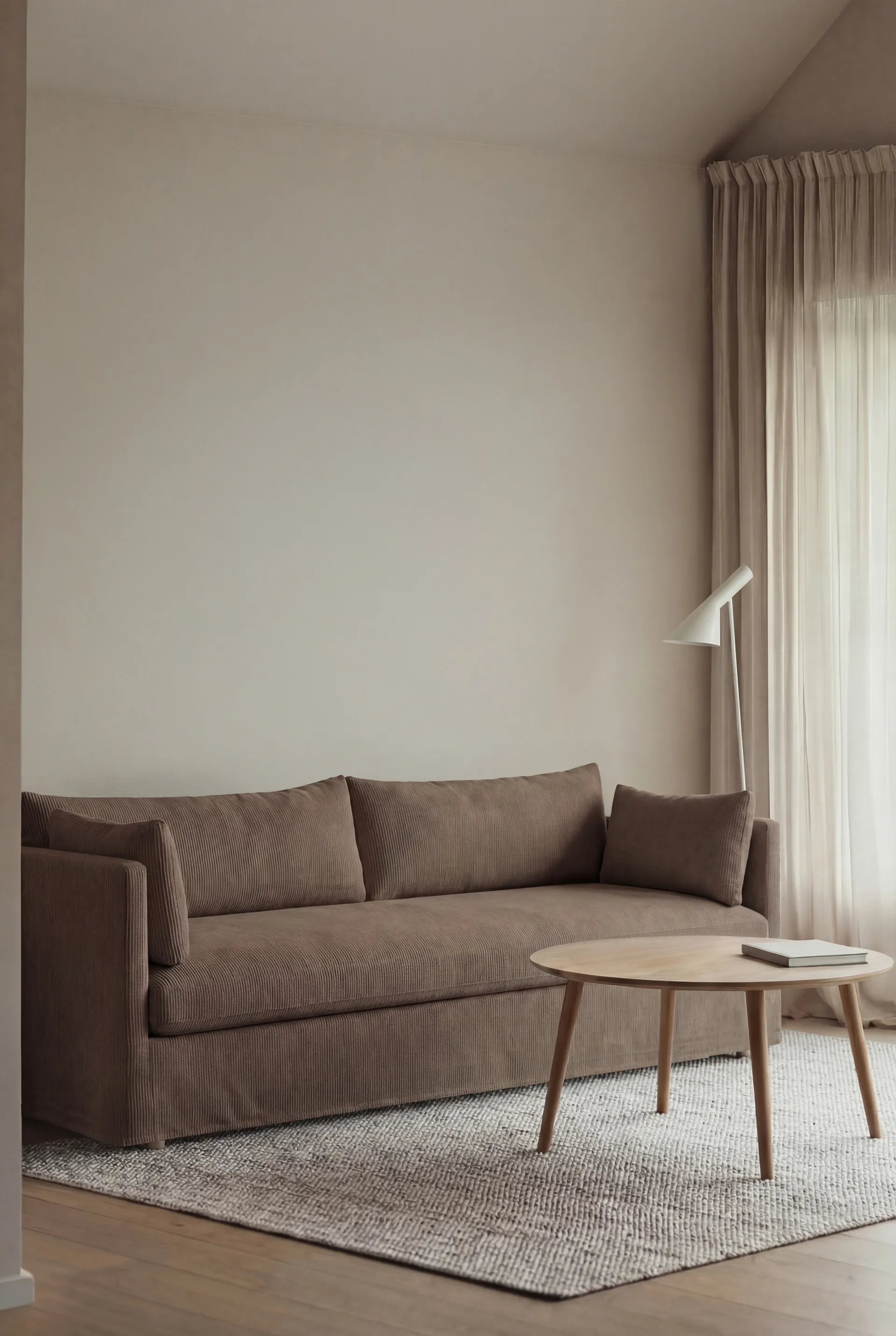Linnevik divano, Jump brown 1955-rovere oliato bianco, 4 sedute, con gonna 1898