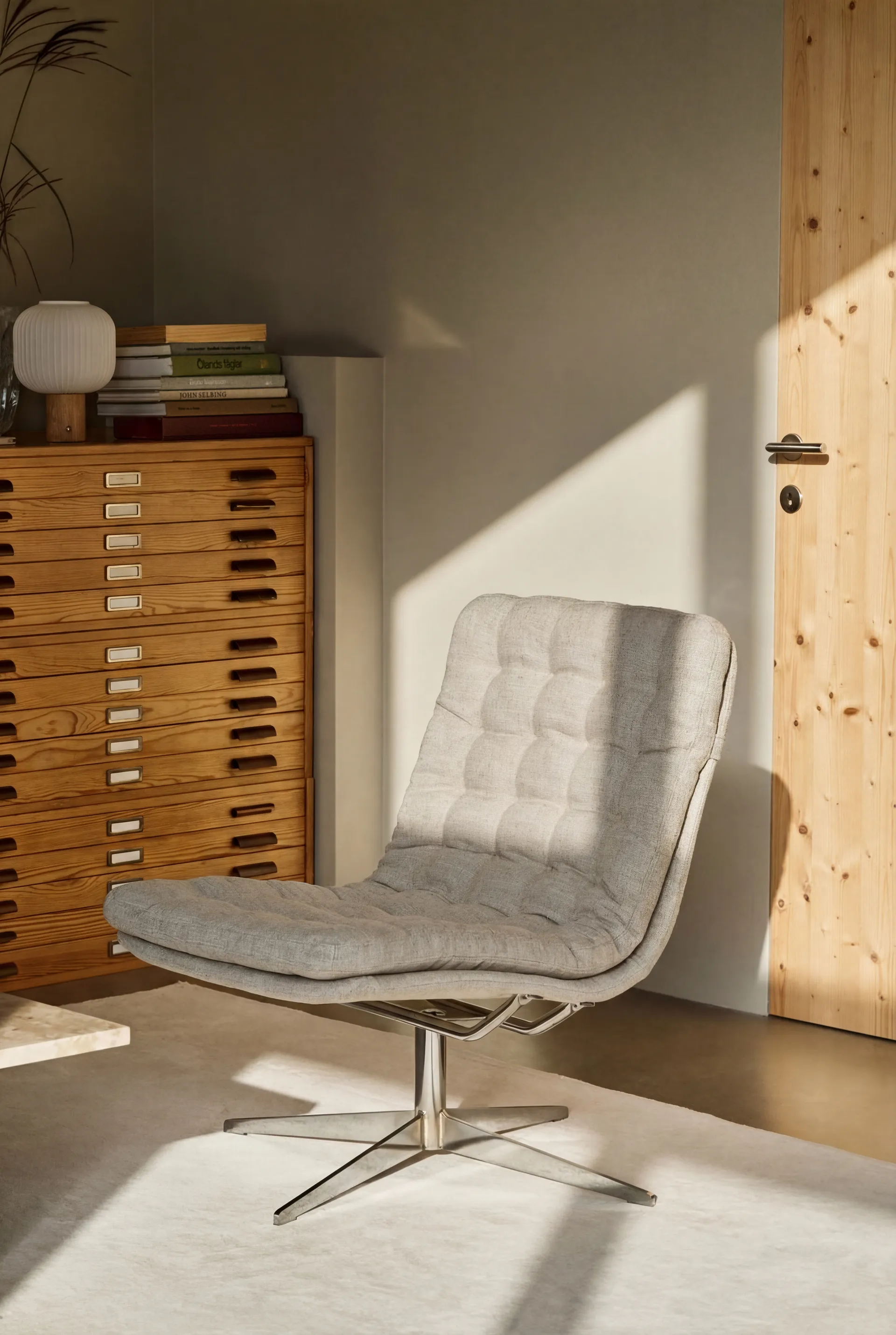 Poltrona Loholm con funzione girevole, Bern Beige 0341 1898