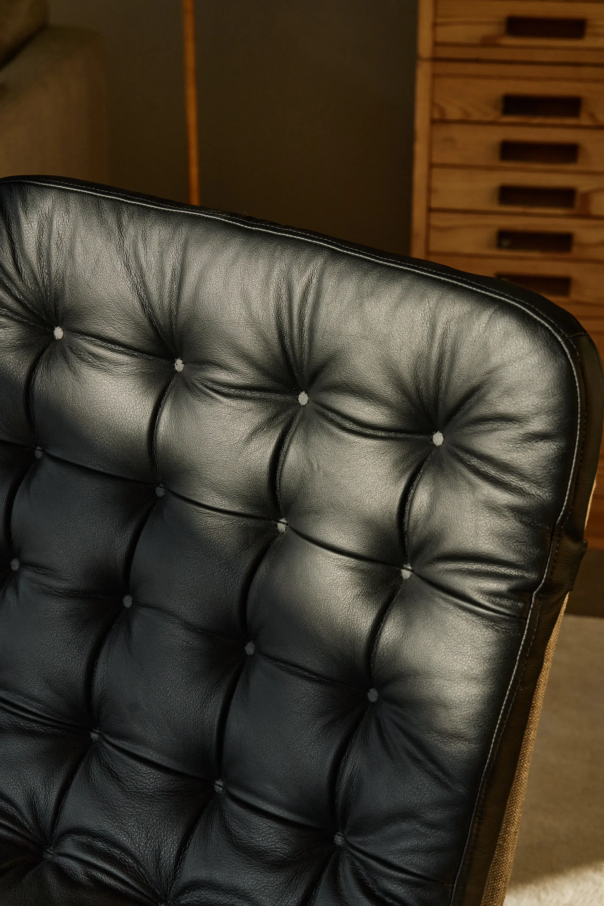 Poltrona Loholm con funzione girevole, Pelle nera-Bern Beige 0341 1898