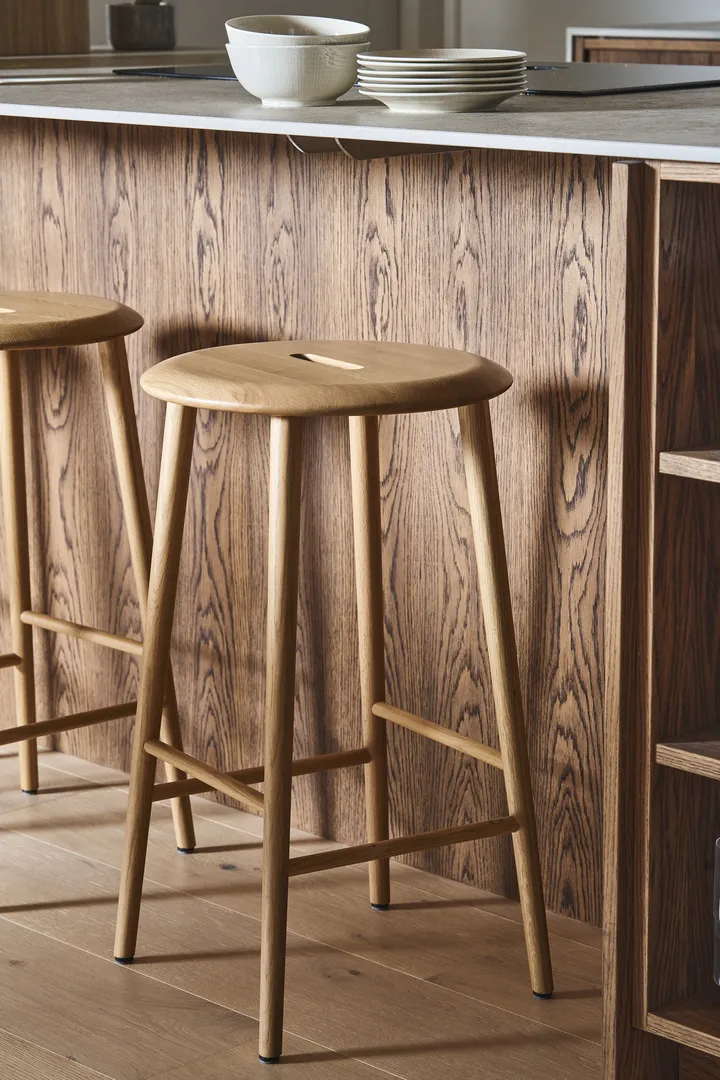 Nora Stool Sgabello Da Bar In Legno Di Gomma Con Seduta Imbottita In Pelle - Altezza 63,5 Cm - Senza Schienale, Con Poggiapiedi - Per Cucina E Isole
