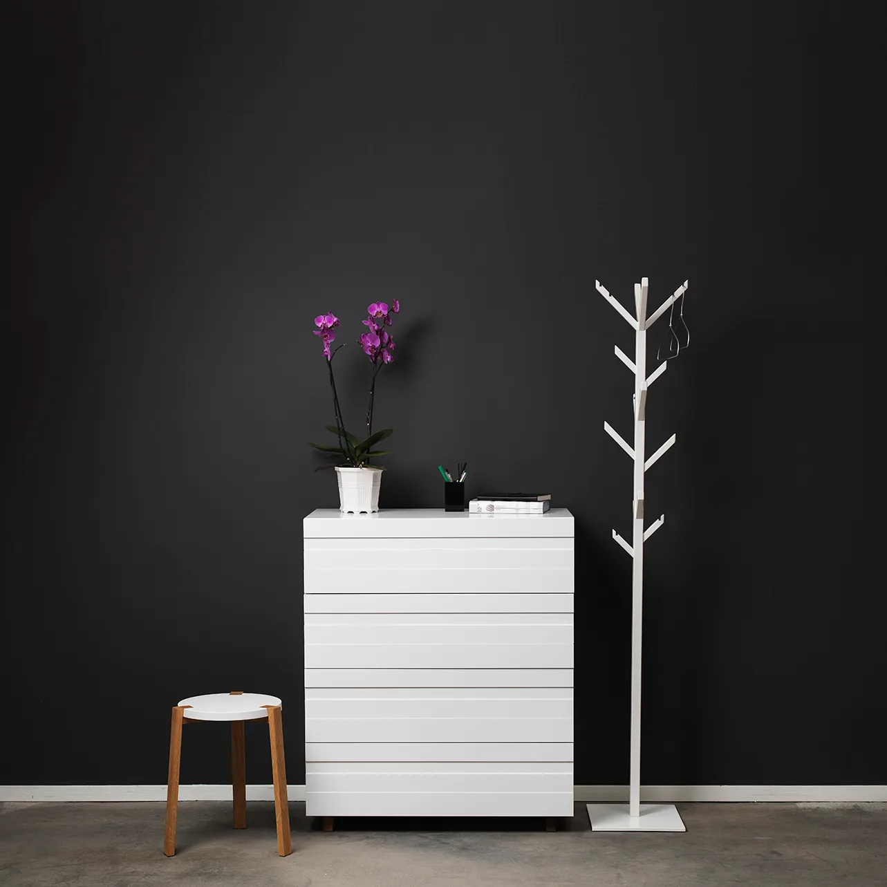 Cassettiera White, 4 cassetti, Gambe in rovere A2