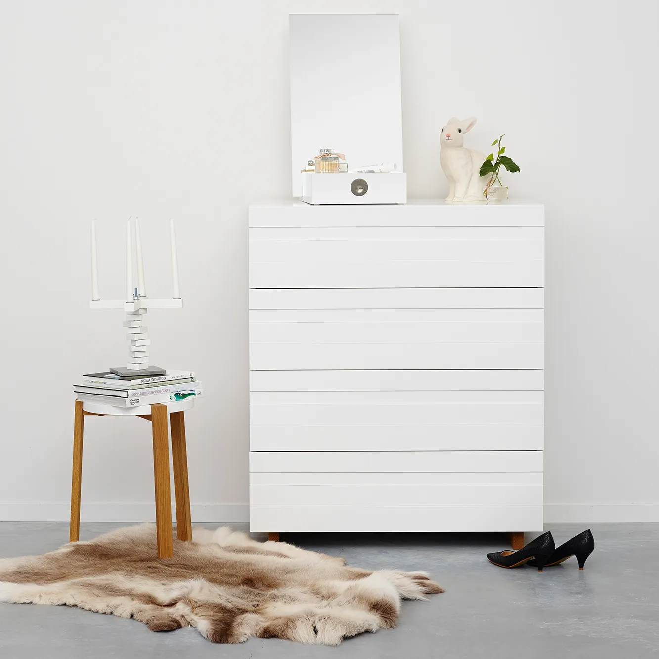 Cassettiera White, 4 cassetti, Gambe in rovere A2