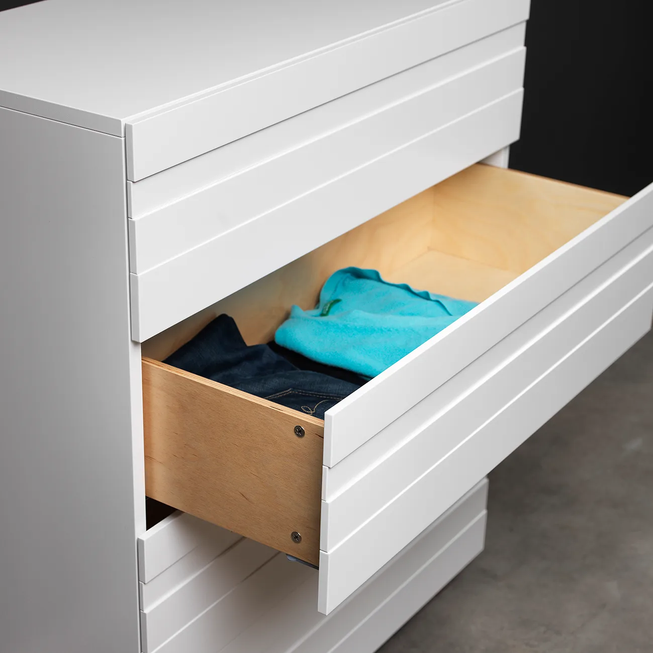 Cassettiera White, 4 cassetti, Gambe in rovere A2