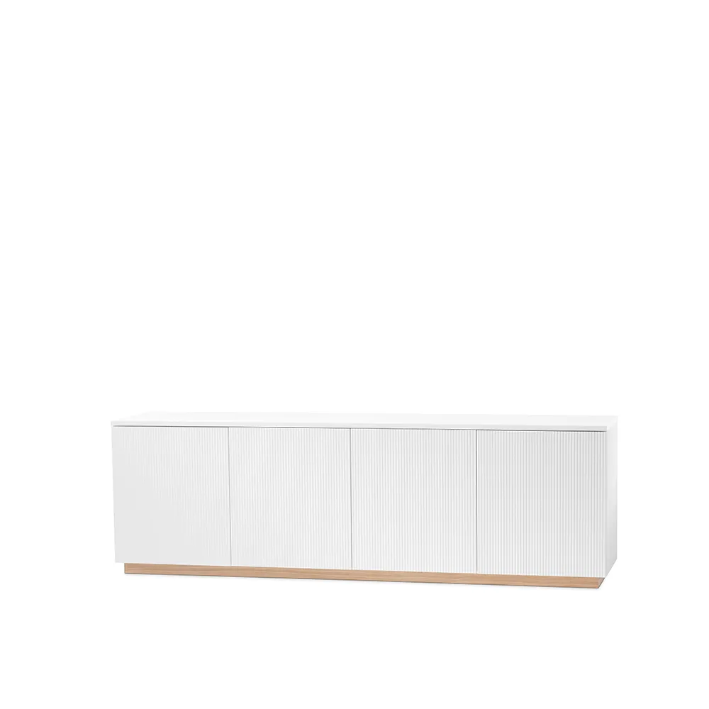 Credenza Beam, laccatura bianca, zoccolo in rovere oliato bianco A2