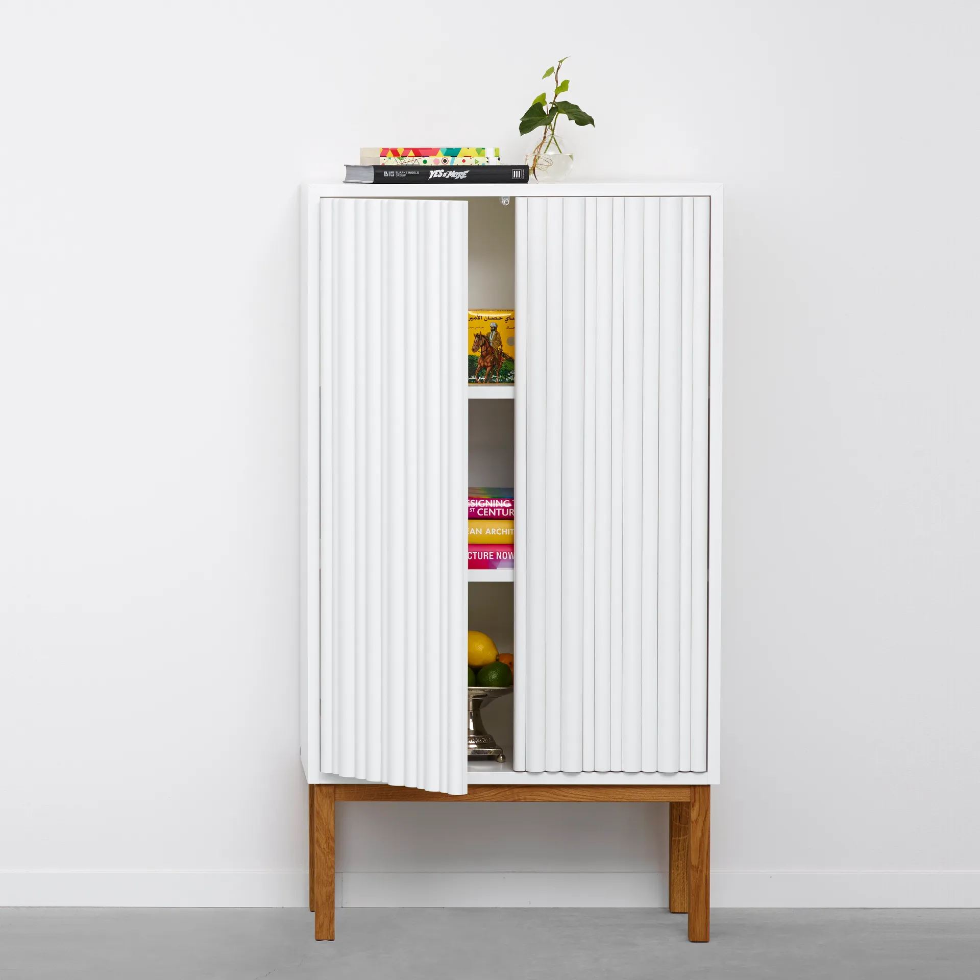 Credenza Collect 2013, bianco, gambe in rovere A2