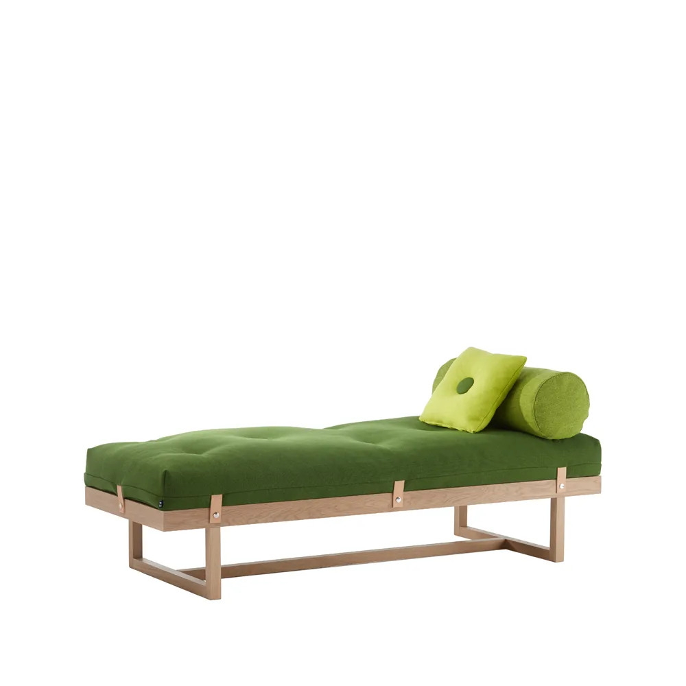 Divanetto Stay, tessuto verde, struttura in rovere oliato<b></b> A2