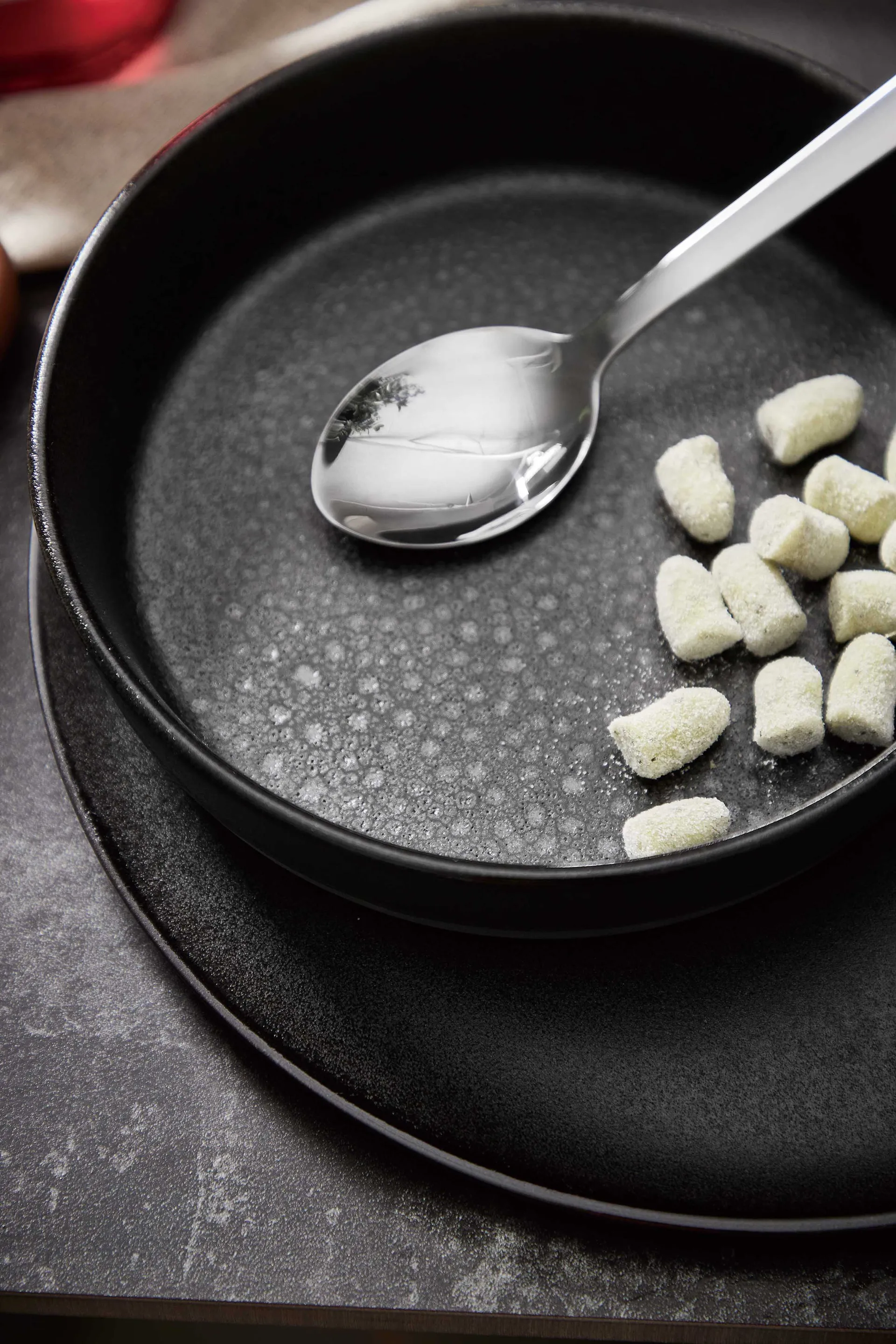 Piatto da zuppa Raw Ø 19,4 cm, Titanium black Aida