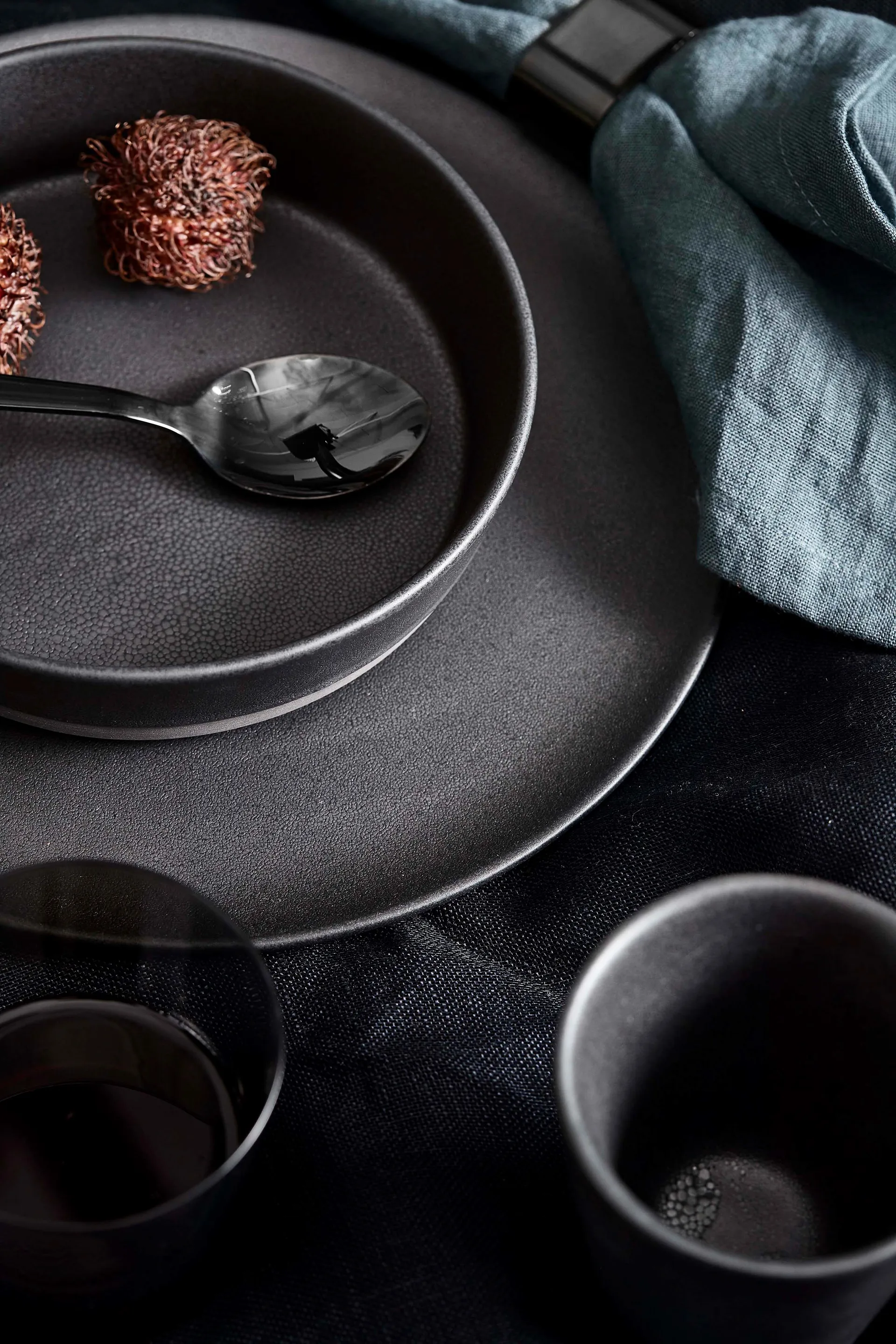 Piatto da zuppa Raw Ø 19,4 cm, Titanium black Aida