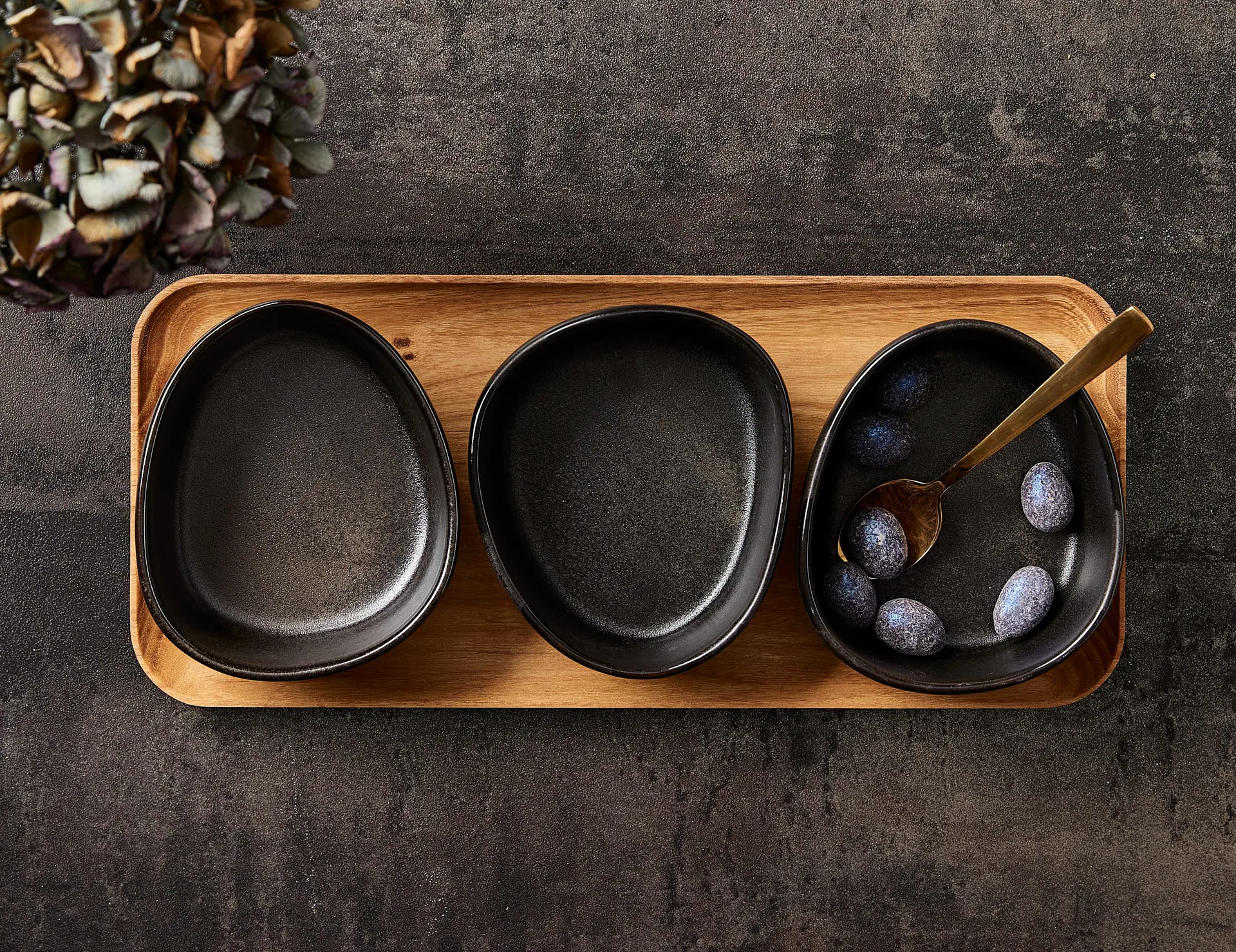 Set di ciotole con vassoio in legno Raw Organic, Titanium black Aida