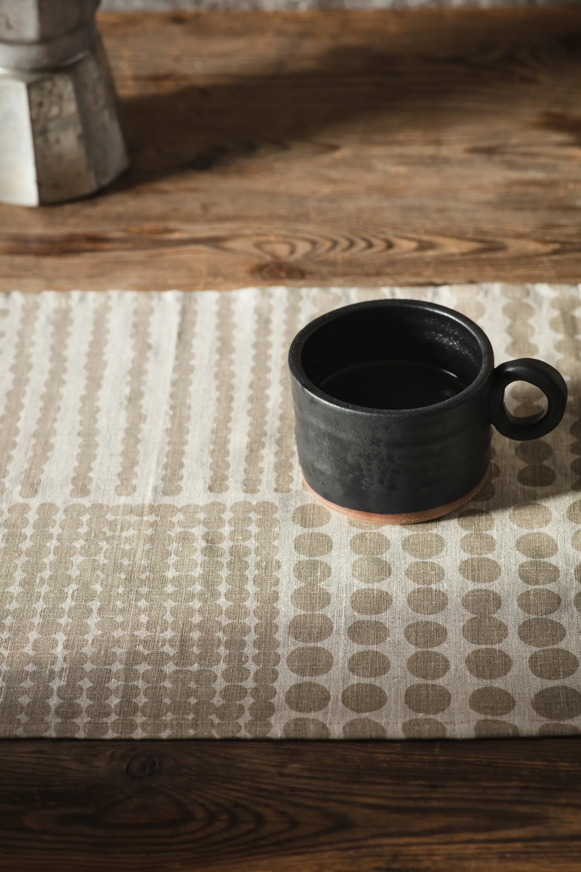 Tovaglietta Pricktyg, 34x45 cm, Colore naturale, grigio talpa Almedahls