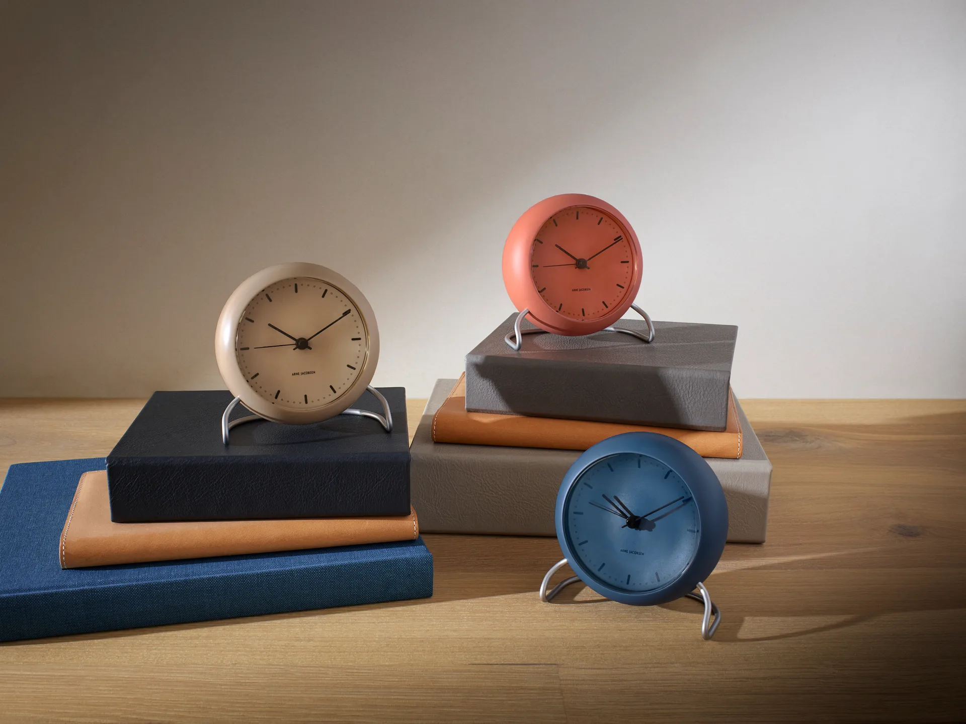 Orologio da tavolo AJ City Hall, sandy beige Arne Jacobsen Clocks