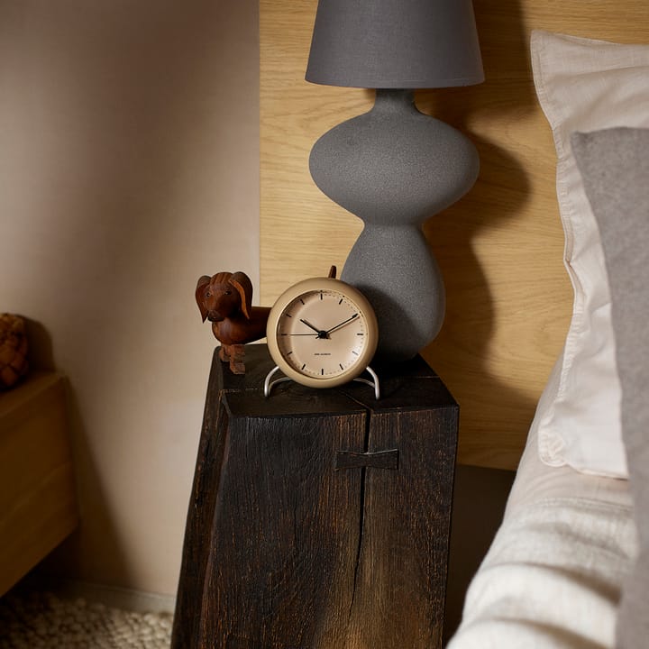 Orologio da tavolo AJ City Hall - sandy beige - Arne Jacobsen Clocks