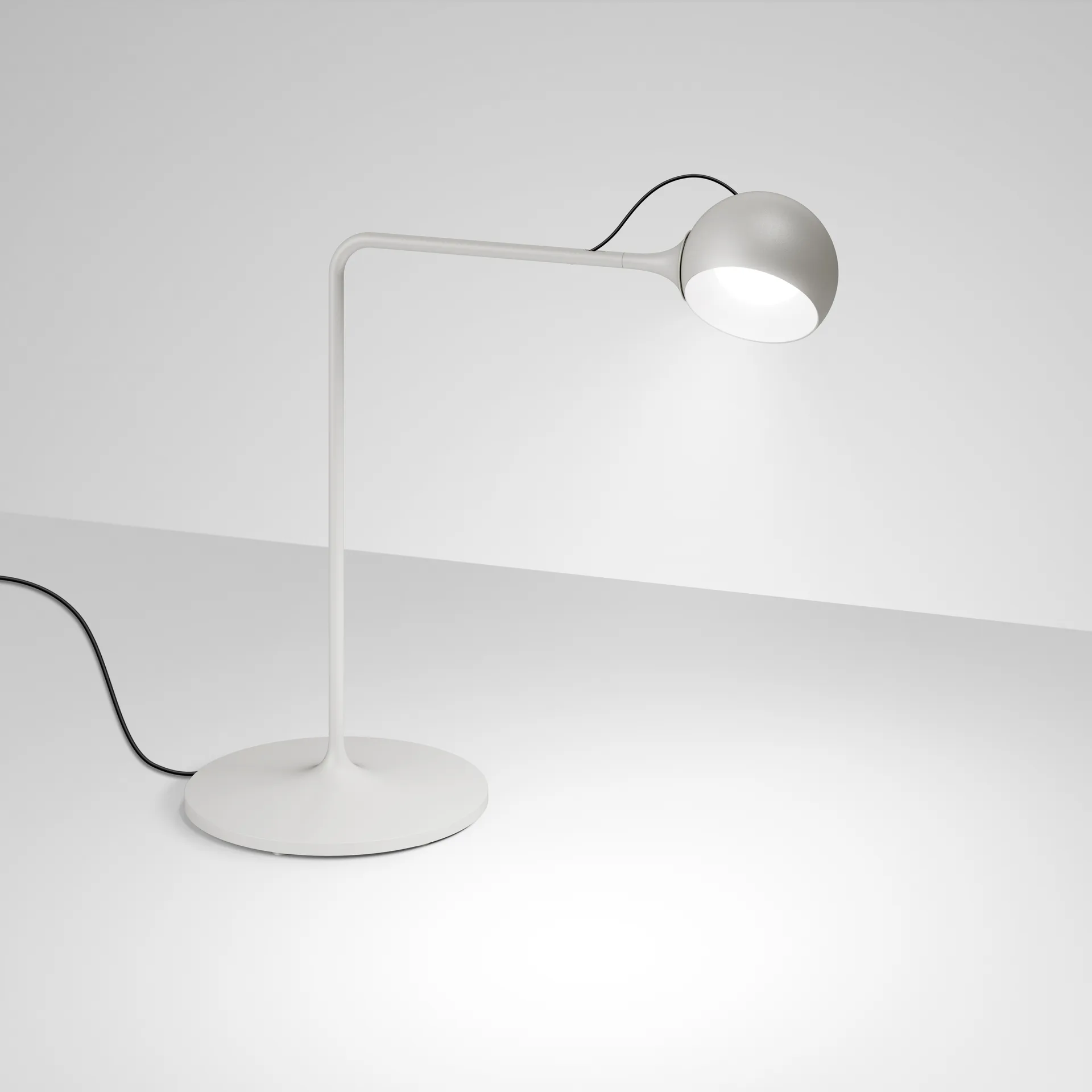 Lampada da tavolo Ixa, Bianco-grigio Artemide