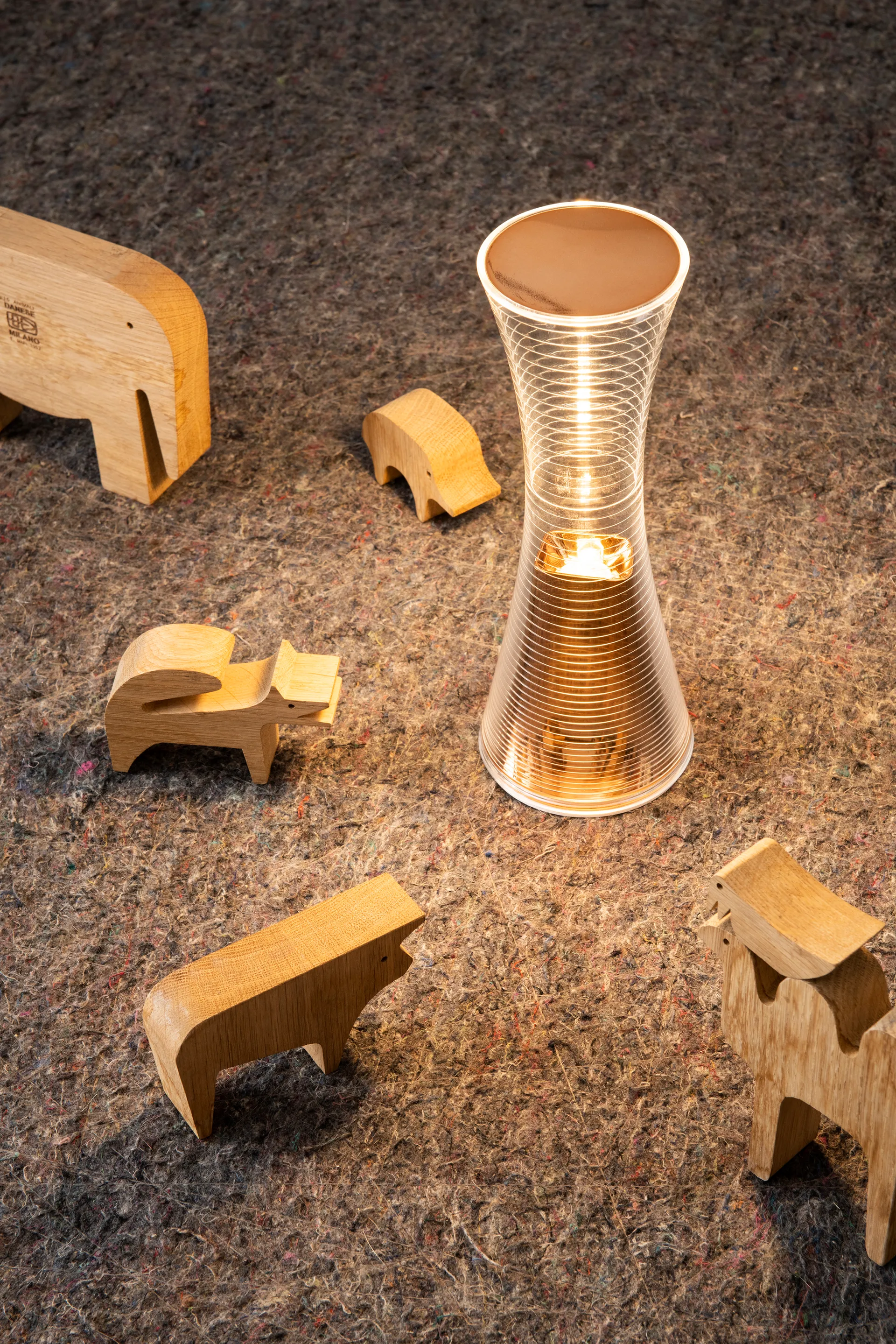 Lampada da tavolo portatile Come Together 26,5 cm, Copper Artemide