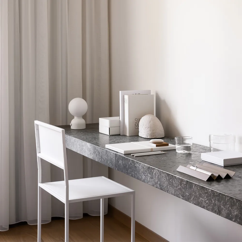 Lampada da tavolo Pluggie, nero, vetro opalino Ateljé Lyktan