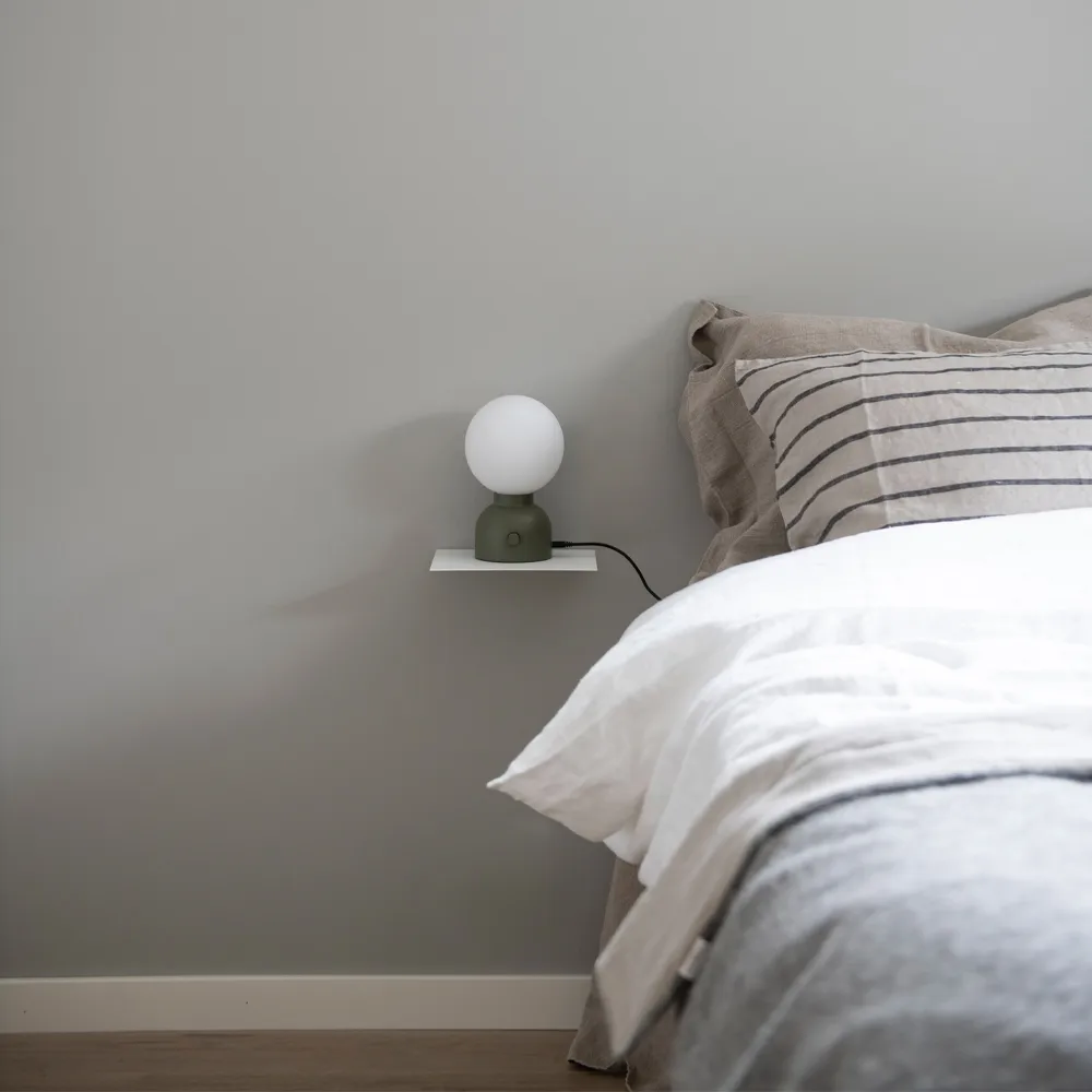 Lampada da tavolo Pluggie, nero, vetro opalino Ateljé Lyktan