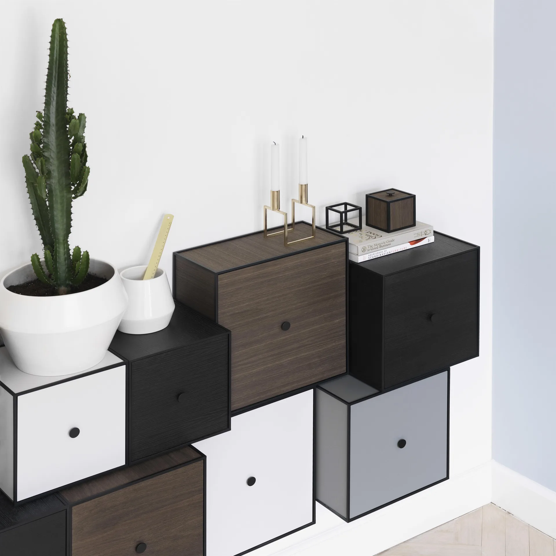 Cubo Frame 42 con anta, rovere affumicato Audo Copenhagen