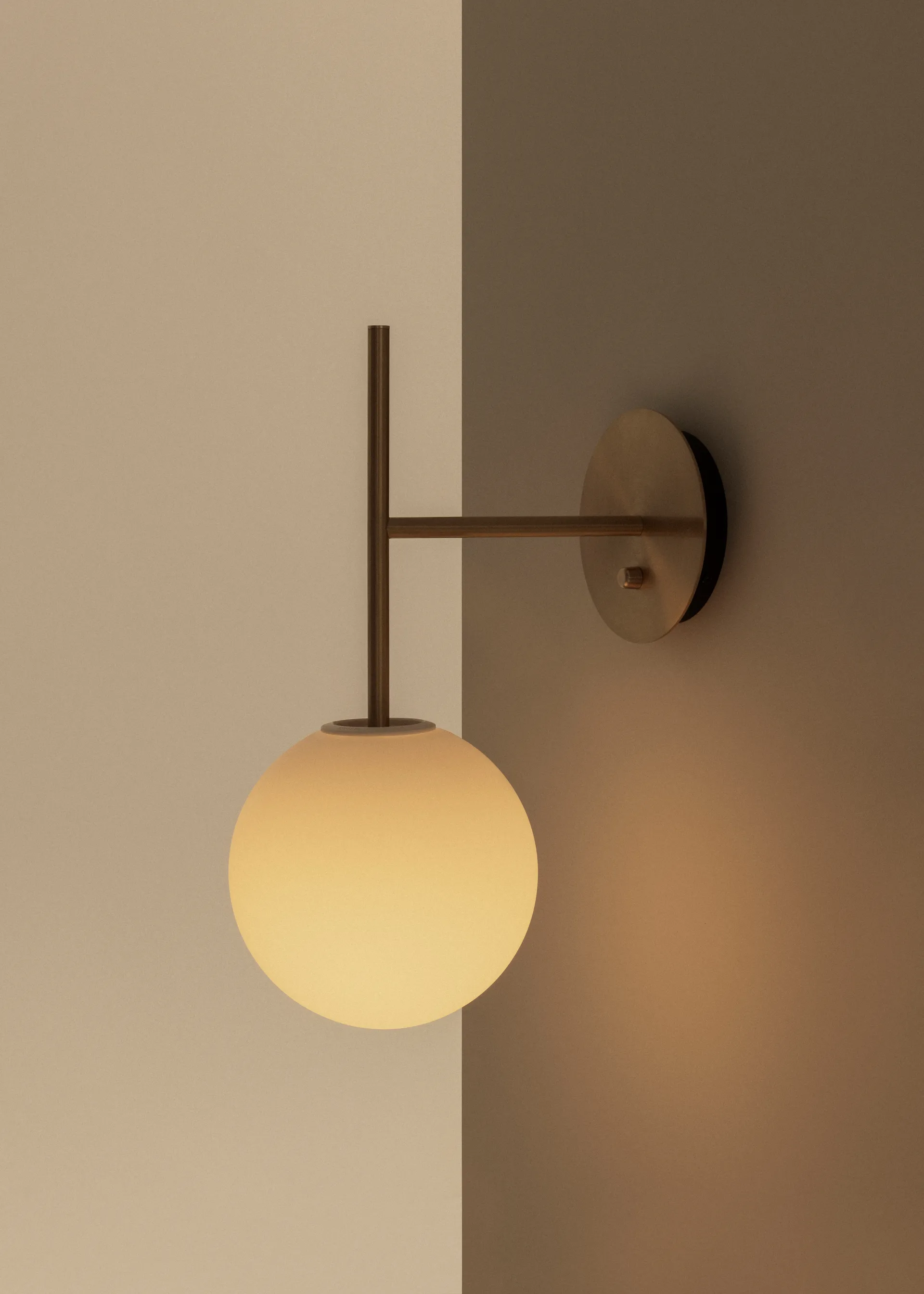Lampada da parete TR Bulb Suspended, Brushed brass Audo Copenhagen