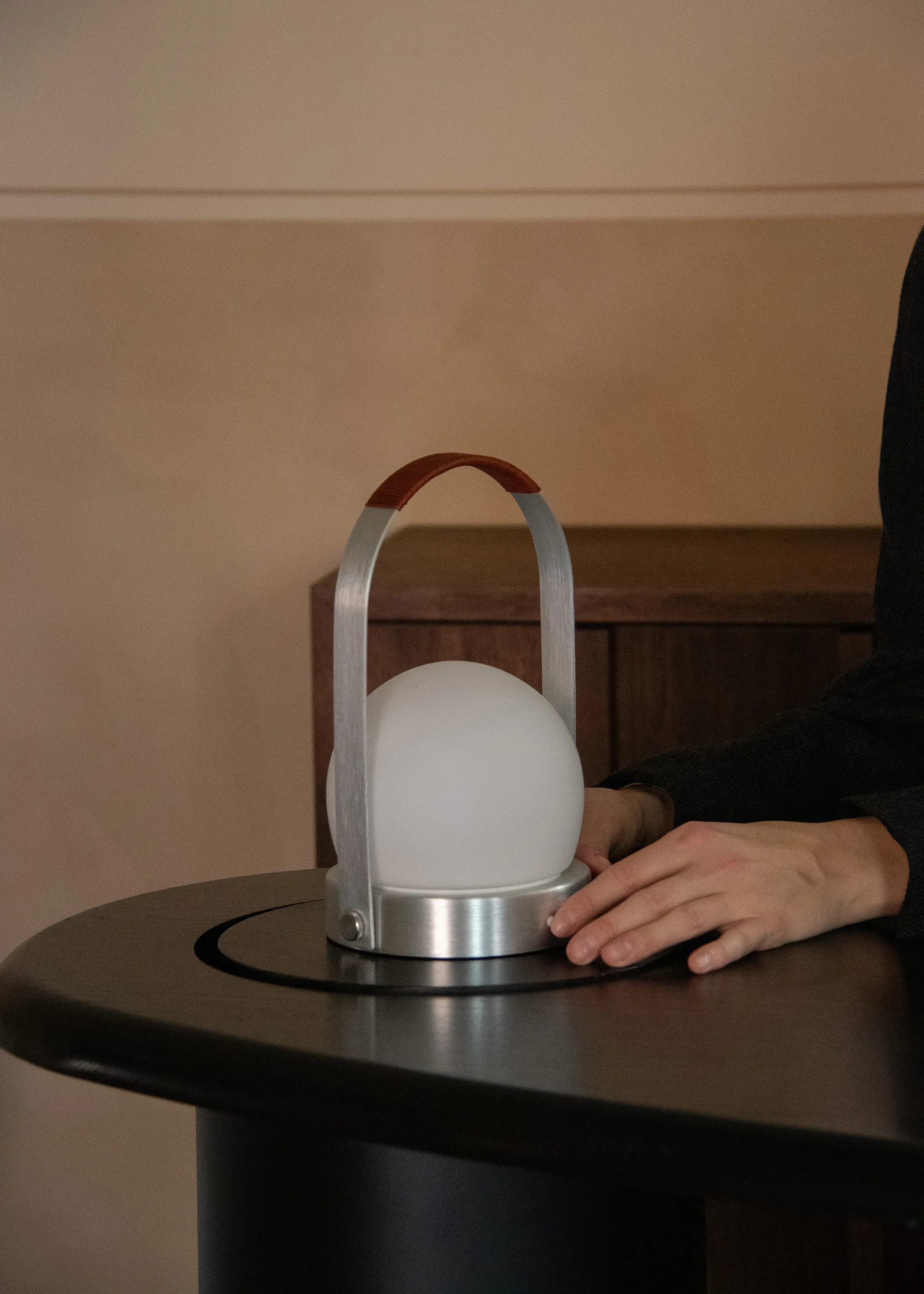 Lampada da tavolo portatile Carrie, Alluminio spazzolato Audo Copenhagen