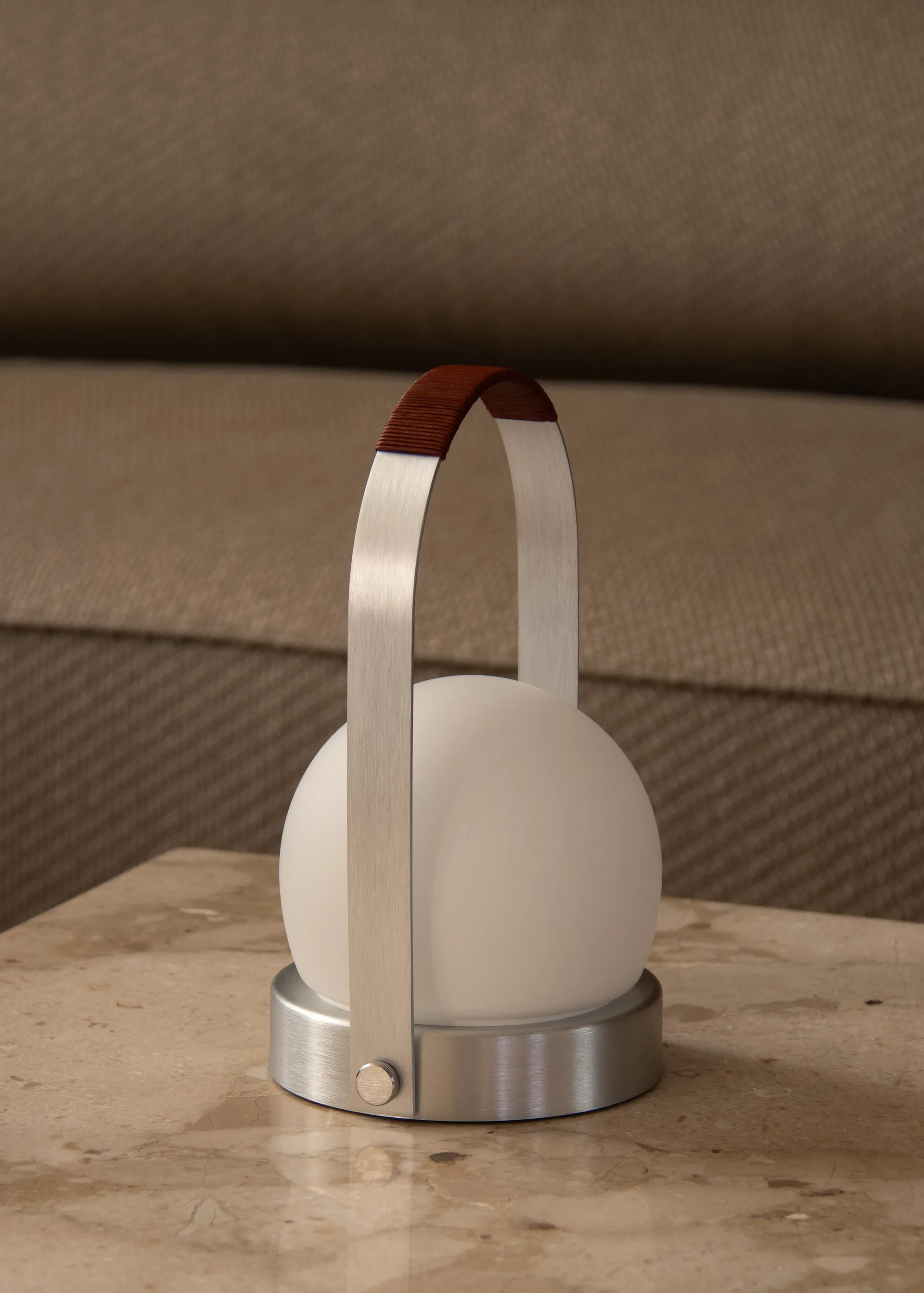 Lampada da tavolo portatile Carrie, Alluminio spazzolato Audo Copenhagen