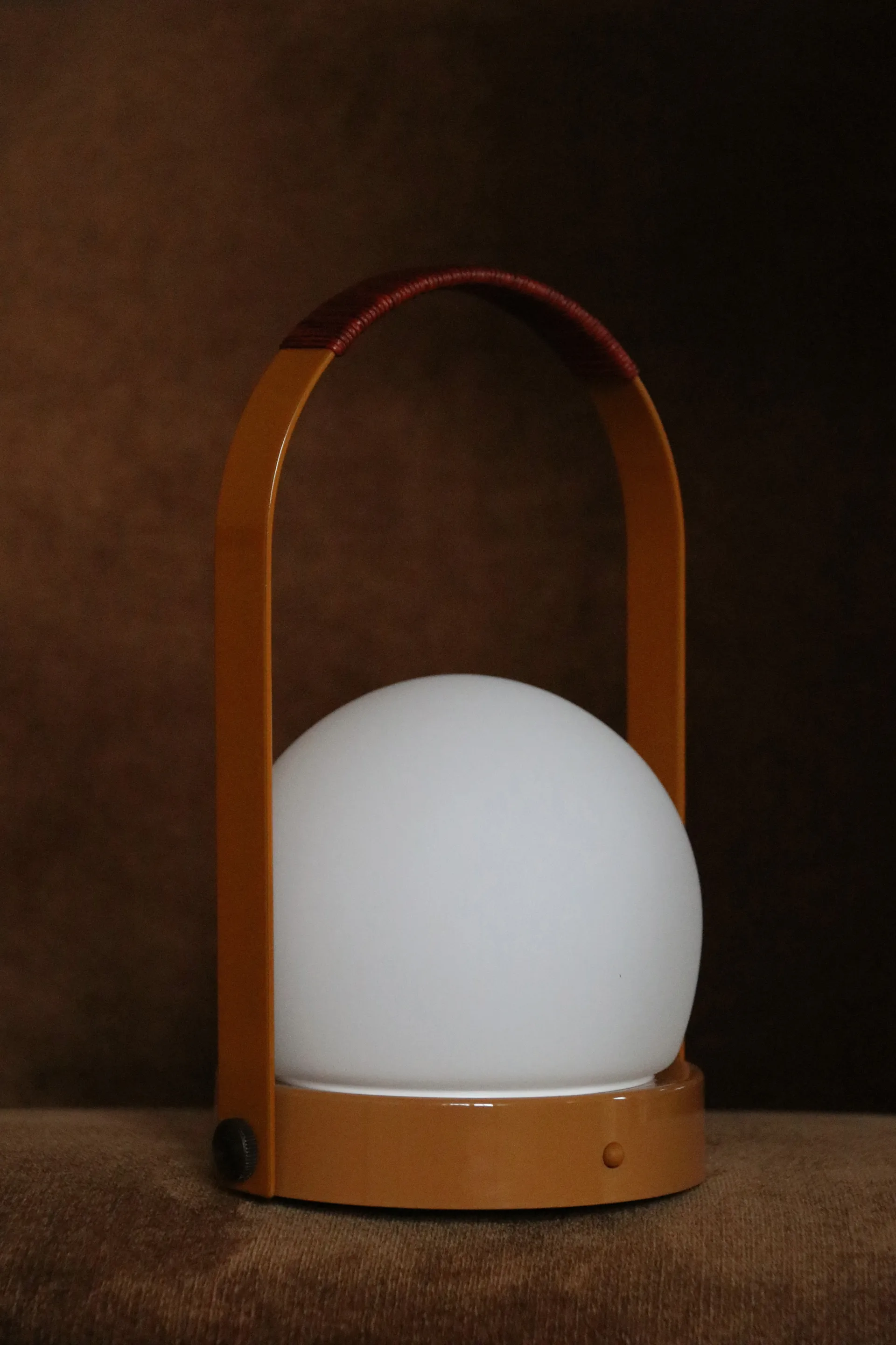 Lampada da tavolo portatile Carrie, Marrone dorato Audo Copenhagen