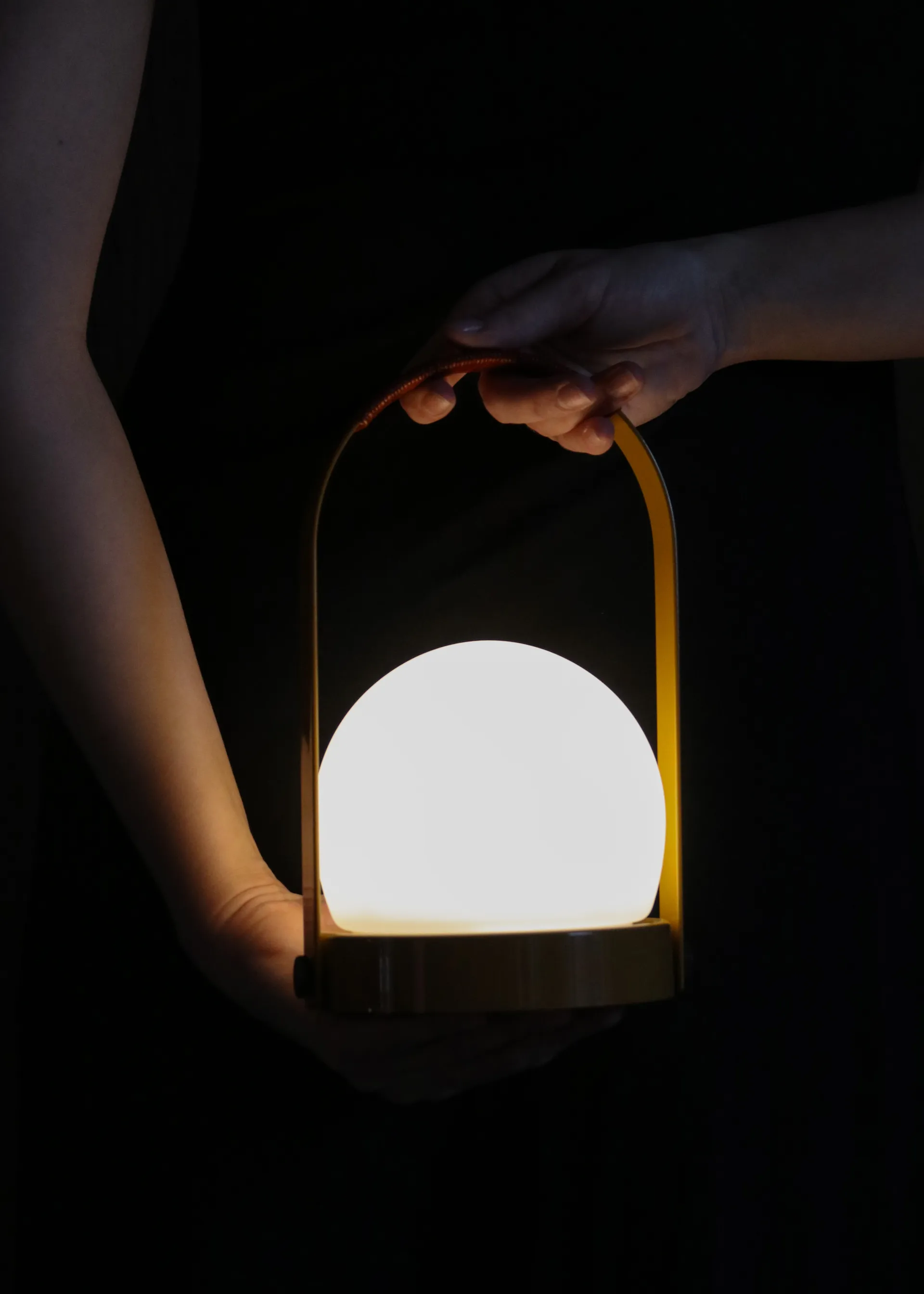 Lampada da tavolo portatile Carrie, Marrone dorato Audo Copenhagen