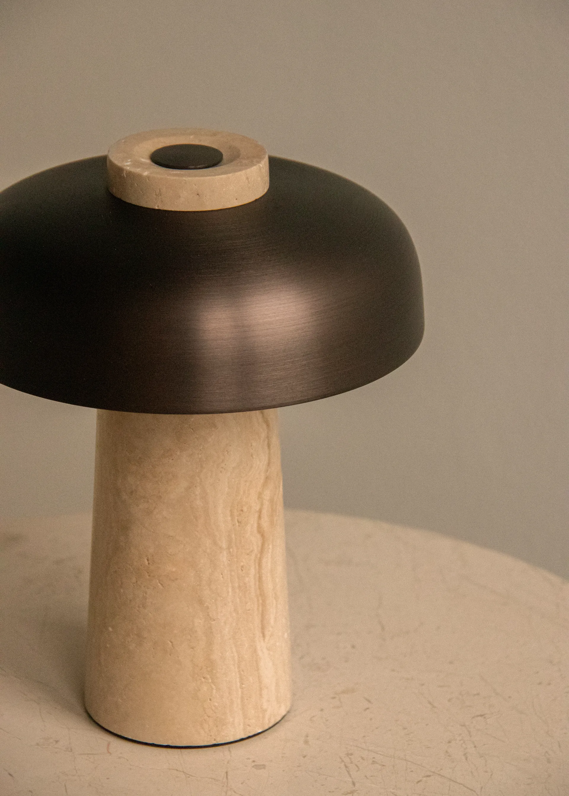 Lampada da tavolo portatile Reverse 24,5 cm, Travertine-bronzed aluminium Audo Copenhagen