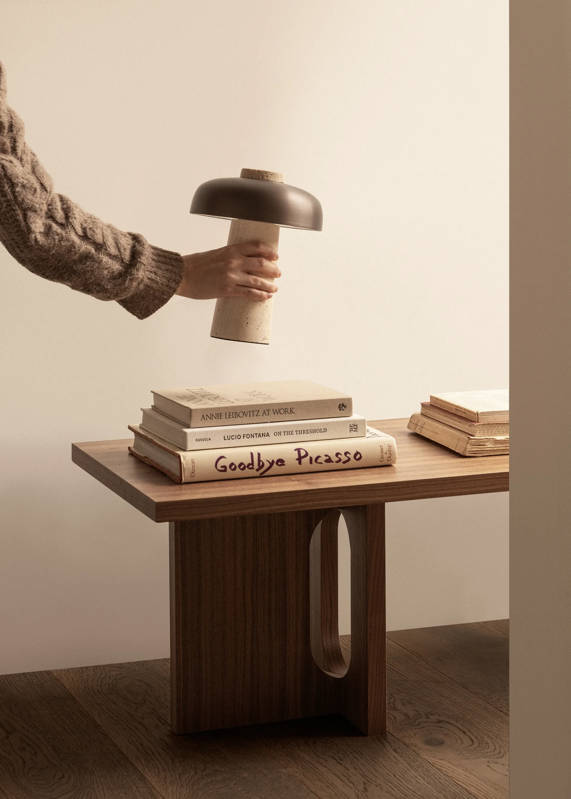 Lampada da tavolo portatile Reverse 24,5 cm, Travertine-bronzed aluminium Audo Copenhagen