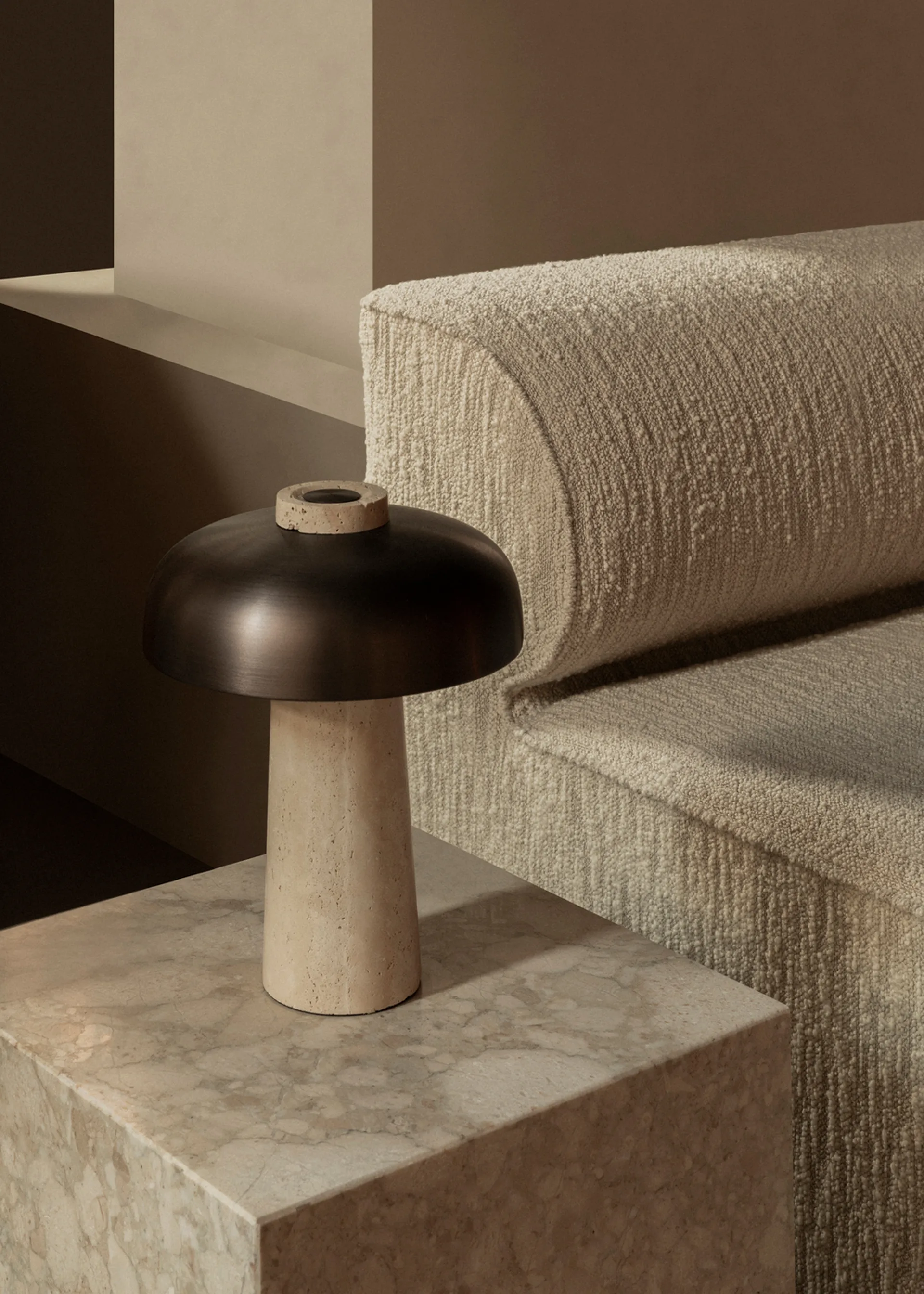 Lampada da tavolo Reverse 30 cm, travertino-ottone bronzato Audo Copenhagen