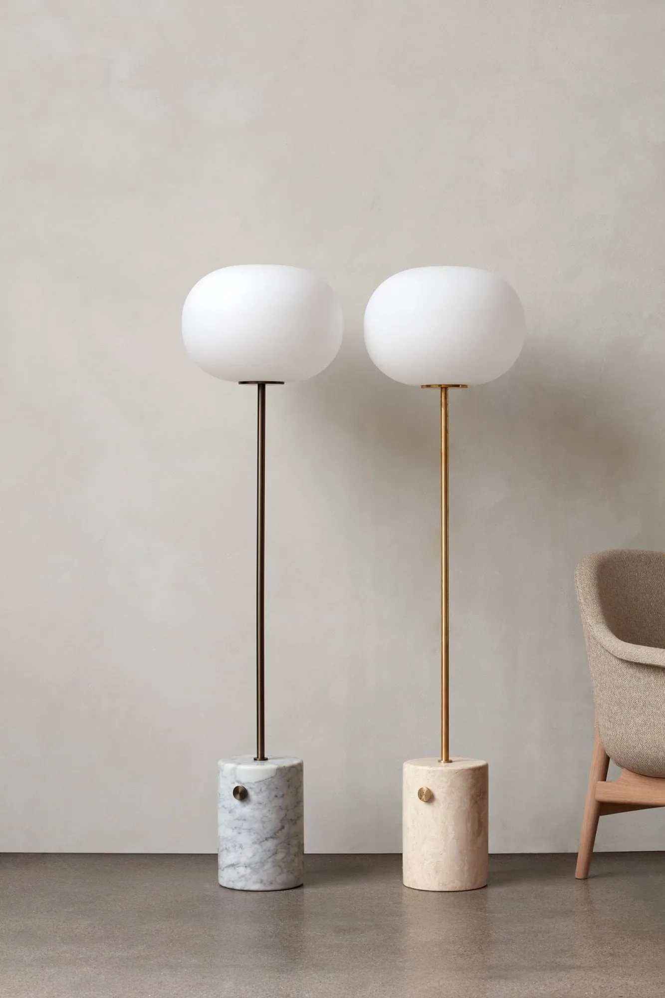 Lampada da terra JWDA, Marmo Carrara-ottone bronzato, 130 cm Audo Copenhagen