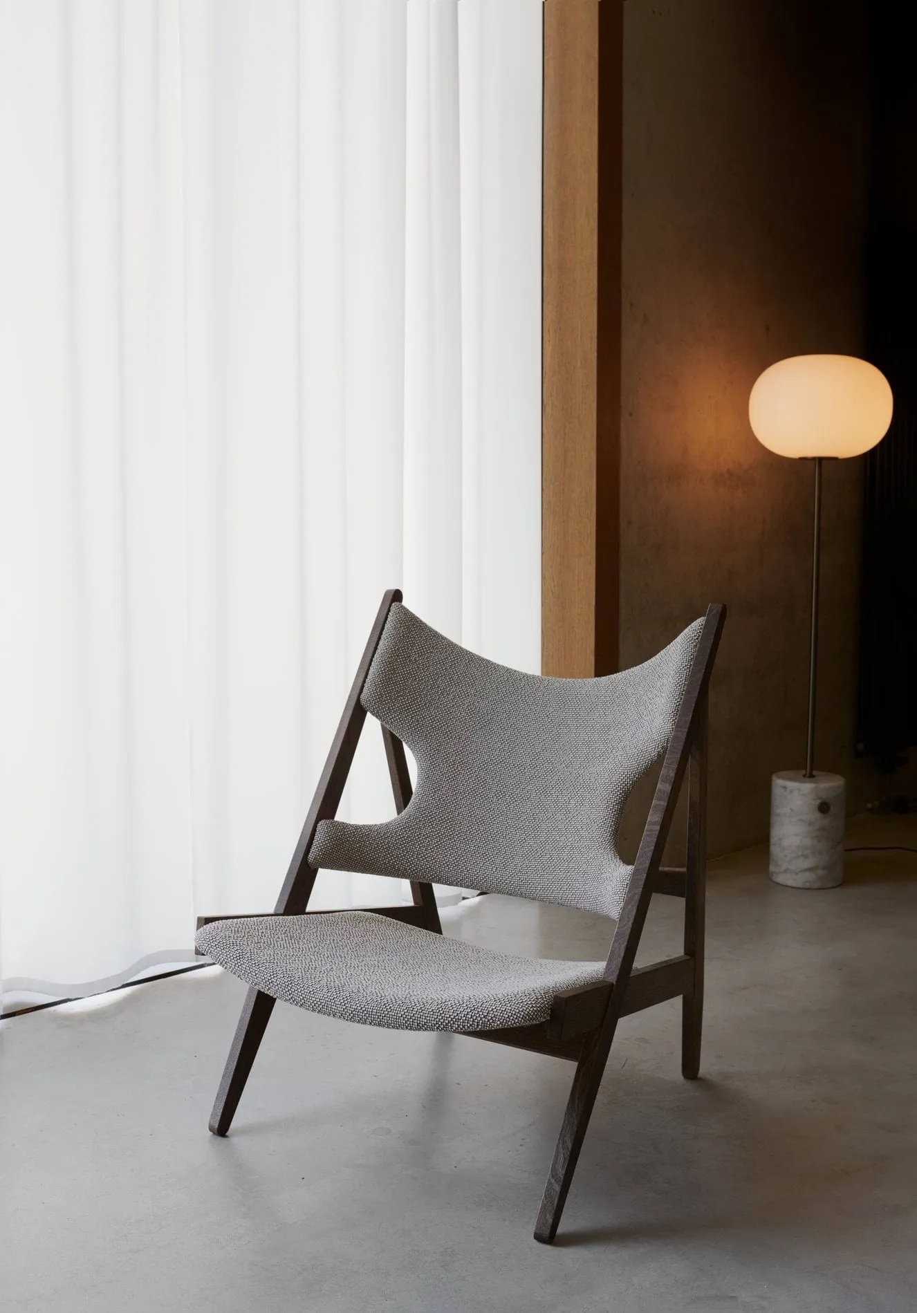 Lampada da terra JWDA, Marmo Carrara-ottone bronzato, 130 cm Audo Copenhagen