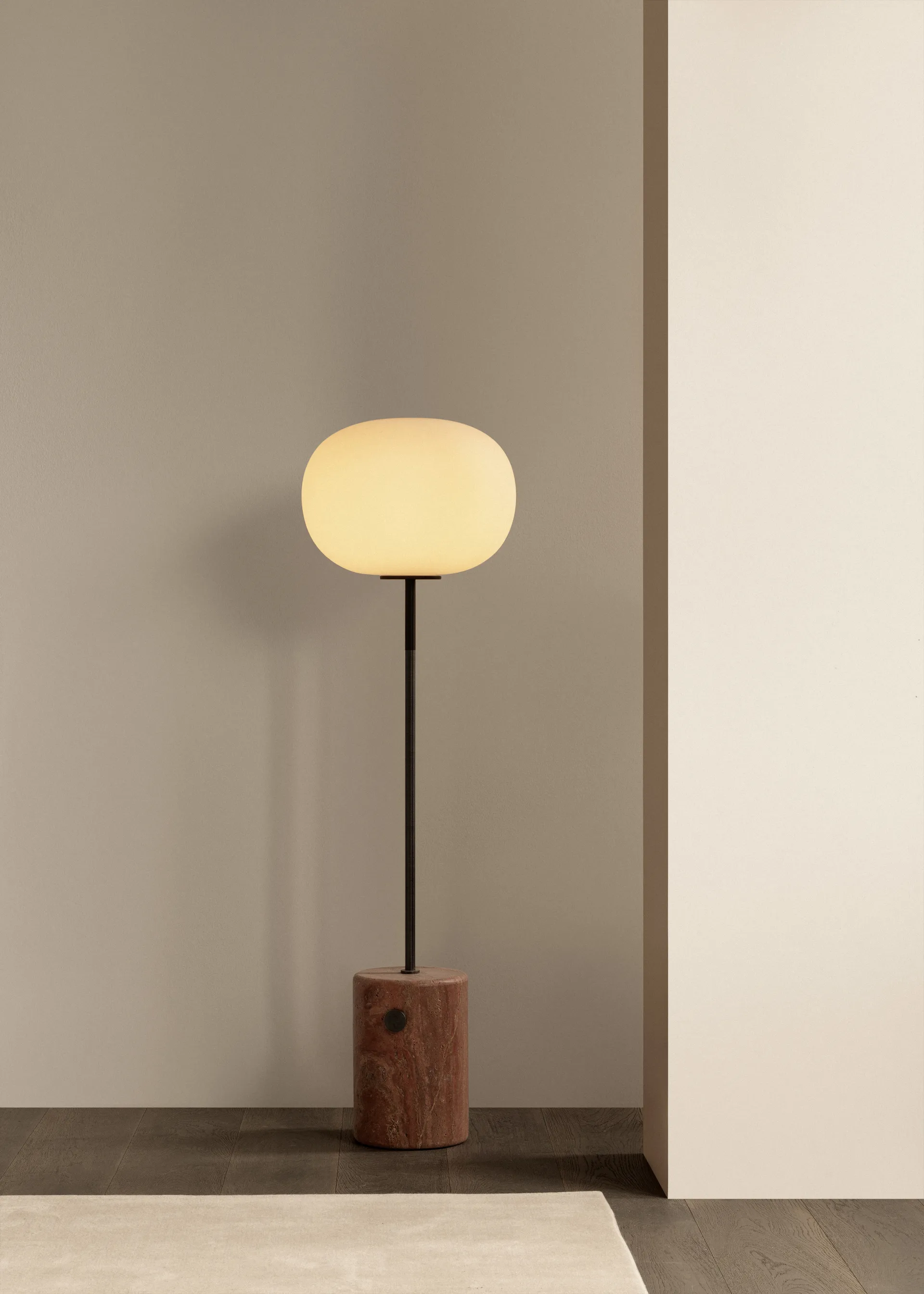Lampada da terra JWDA, Red travertine, 130 cm Audo Copenhagen