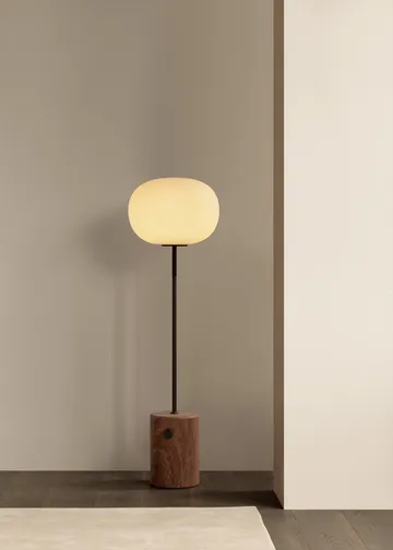 Lampada da terra JWDA - Red travertine, 130 cm - Audo Copenhagen