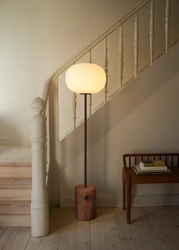 Lampada da terra JWDA - Red travertine, 130 cm - Audo Copenhagen