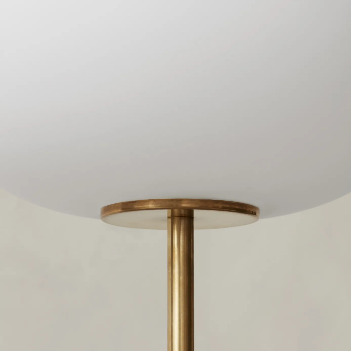 Lampada da terra JWDA, Travertino-ottone, 150 cm Audo Copenhagen