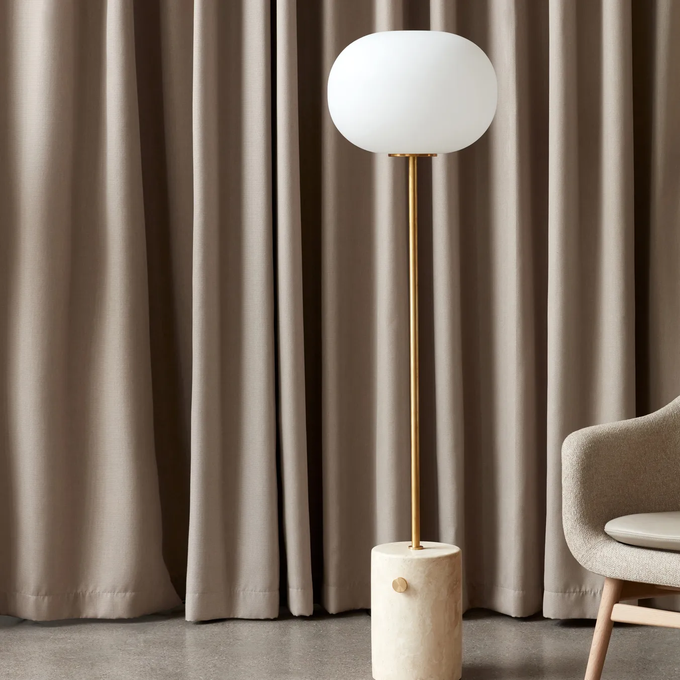 Lampada da terra JWDA, Travertino-ottone, 150 cm Audo Copenhagen