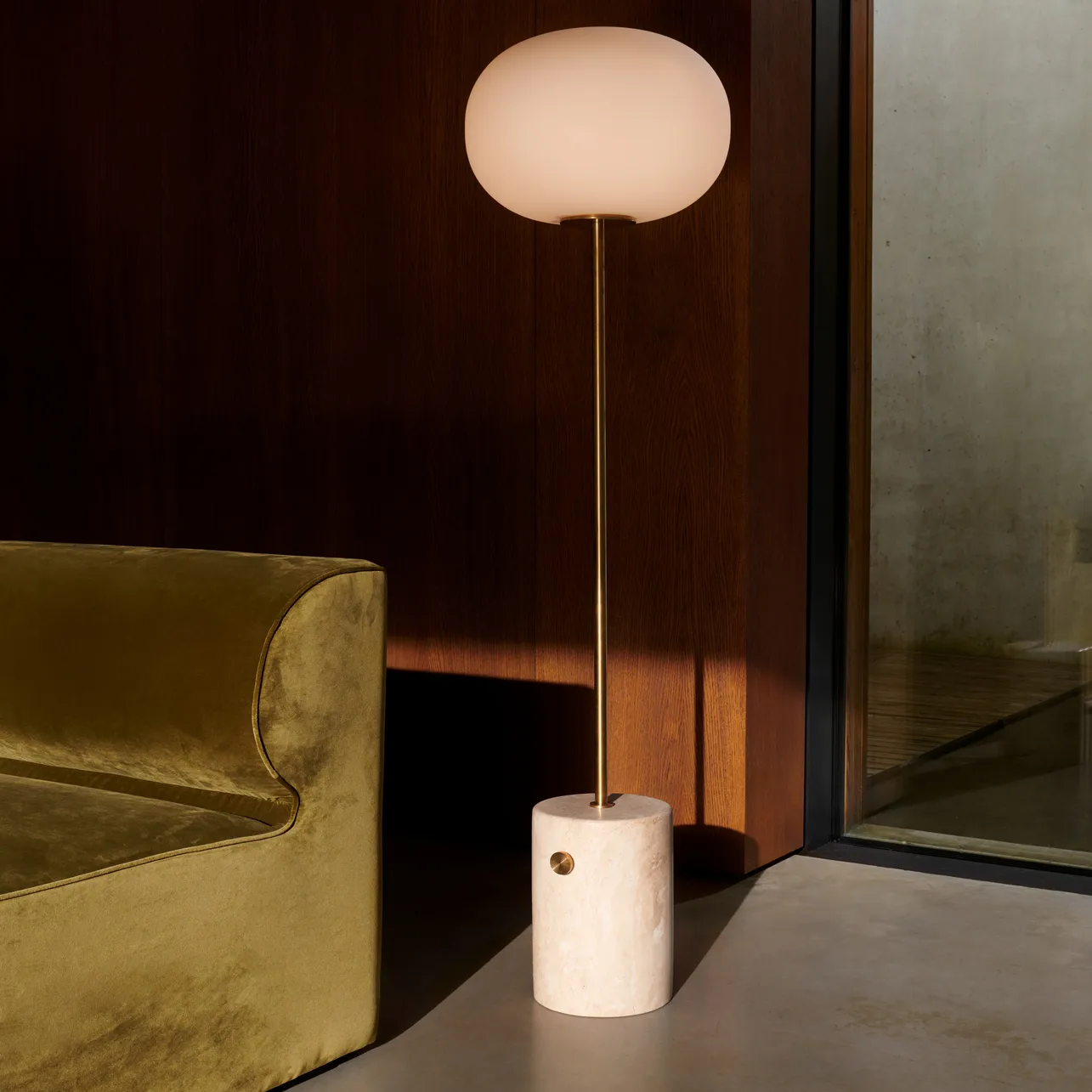 Lampada da terra JWDA, Travertino-ottone, 150 cm Audo Copenhagen