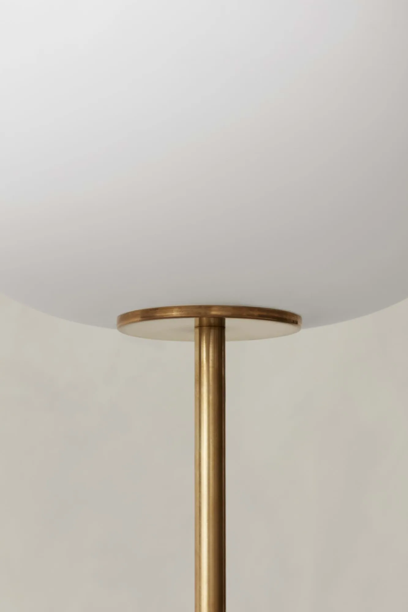 Lampada da terra JWDA, Travertino-ottone spazzolato, 130 cm Audo Copenhagen