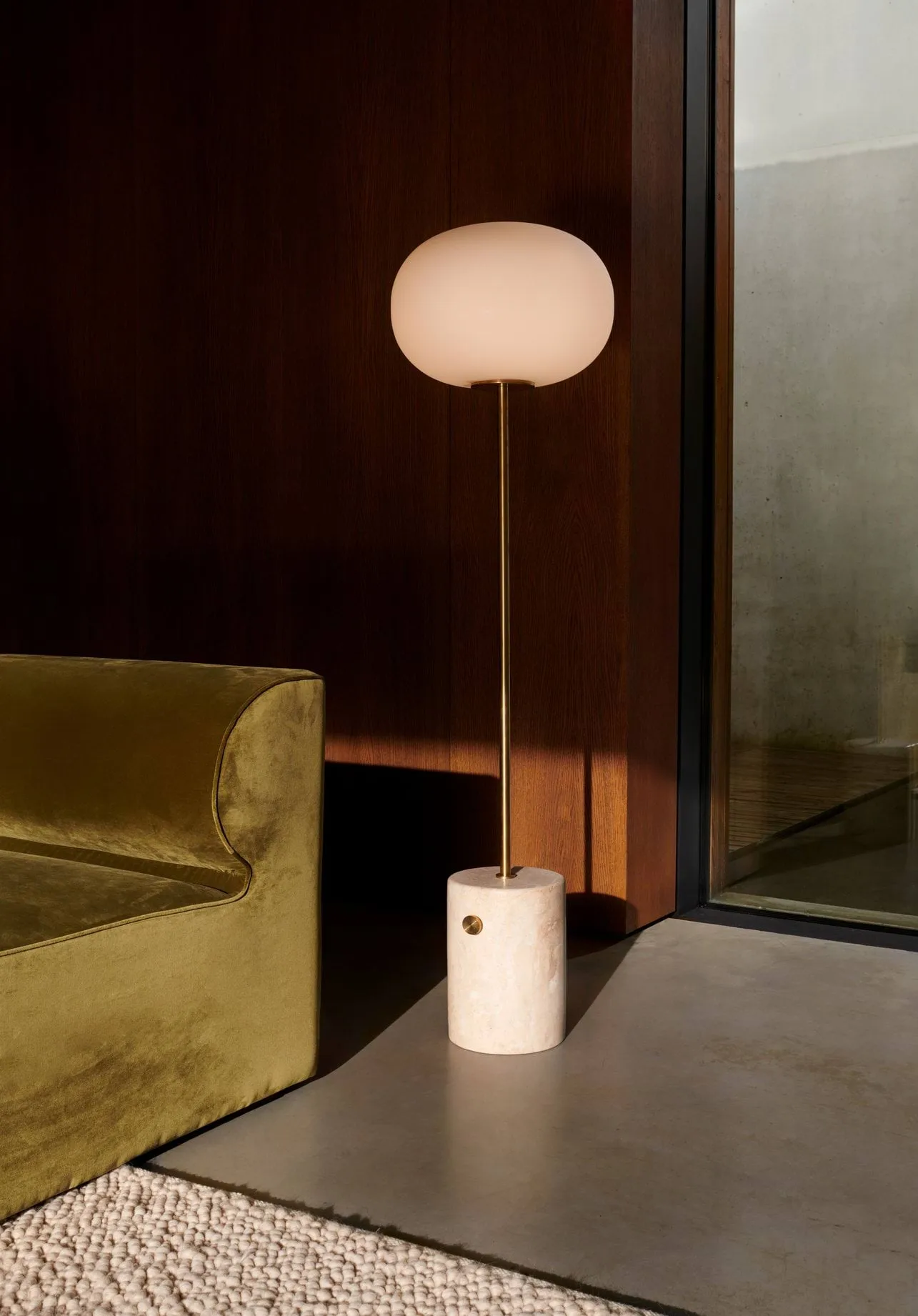 Lampada da terra JWDA, Travertino-ottone spazzolato, 130 cm Audo Copenhagen
