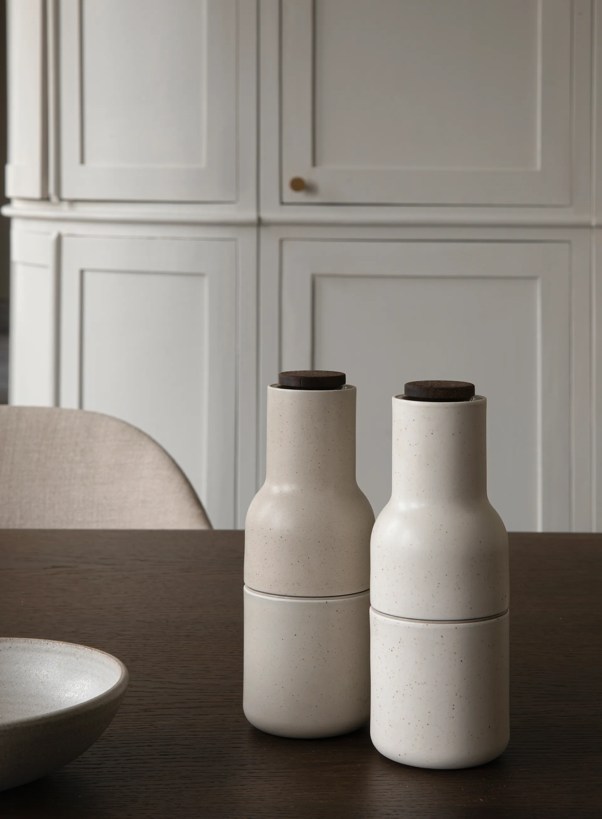 Macina spezie Bottle Grinder confezione da 2 ceramica, Sand (coperchio noce) Audo Copenhagen