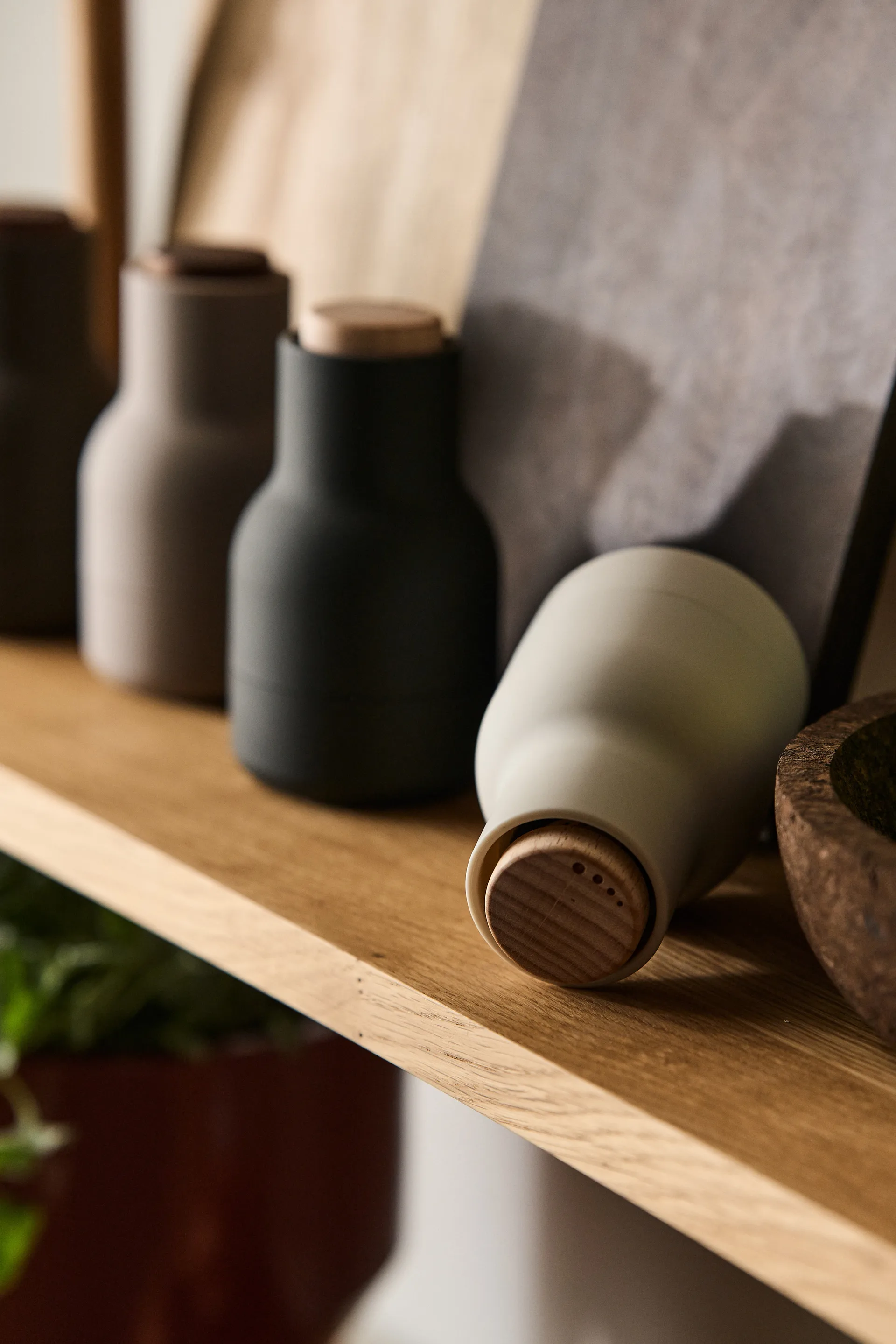 Macinaspezie Bottle Grinder piccolo, confezione da 2, Frassino, carbonio, faggio Audo Copenhagen