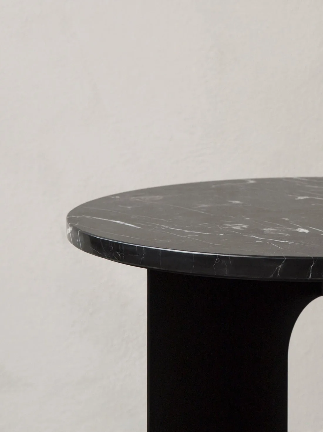 Piano del tavolino laterale Androgyne, Emparador, Ø65 cm Audo Copenhagen