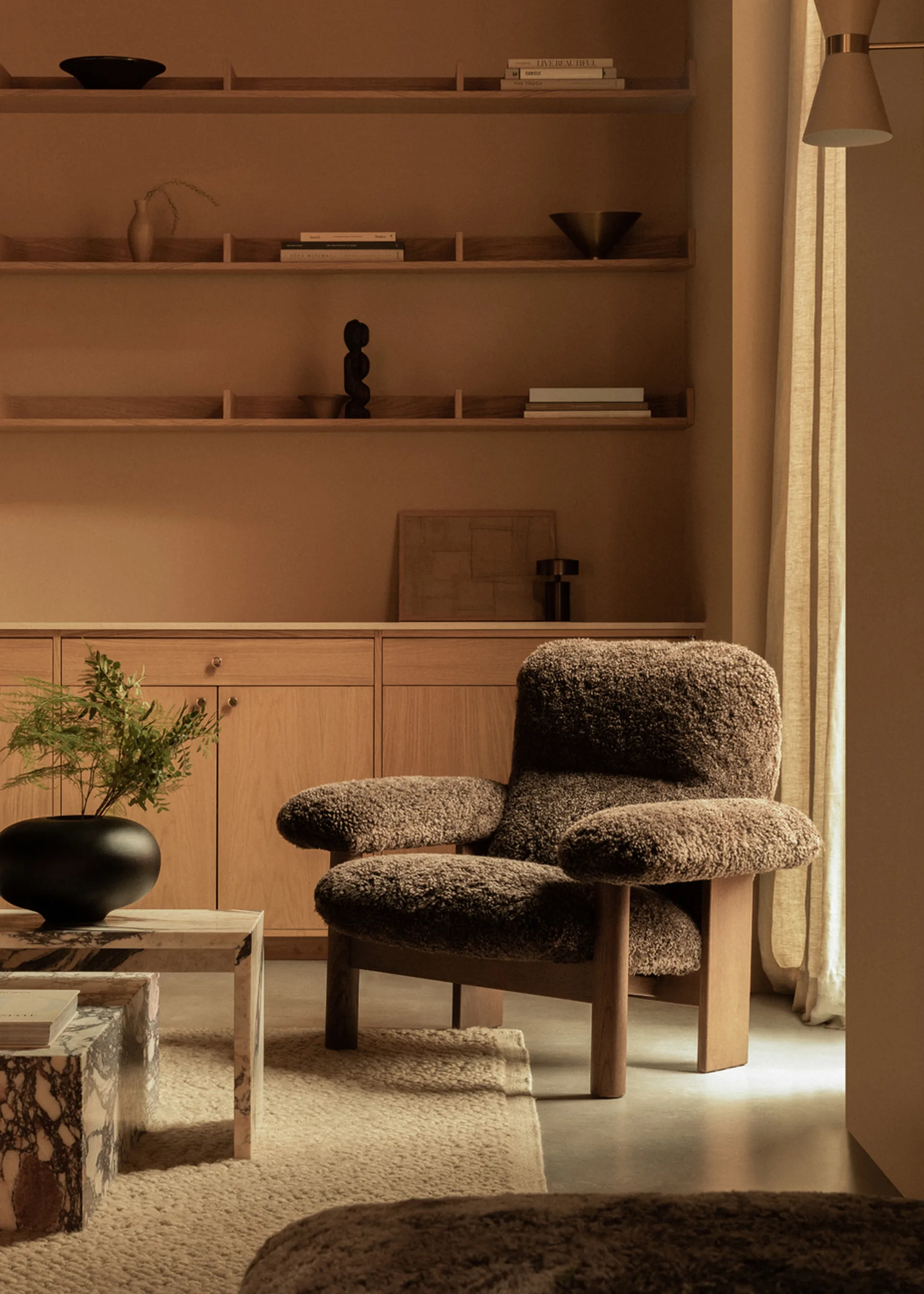 Poltrona Brasilia, Dark oak-Root sheepskin Audo Copenhagen