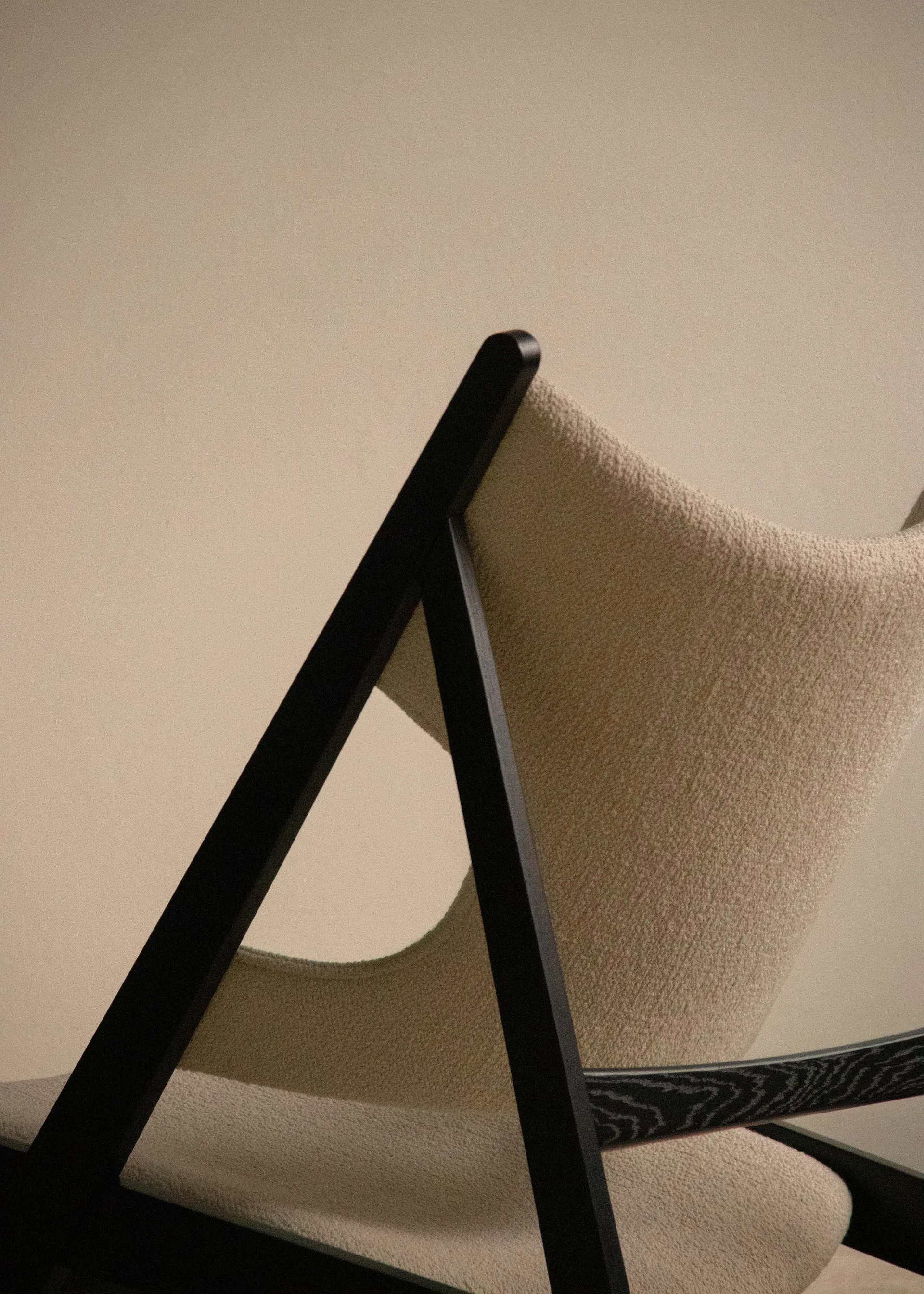 Poltrona lounge Knitting, Barnum Bouclé 24-nero rovere Audo Copenhagen