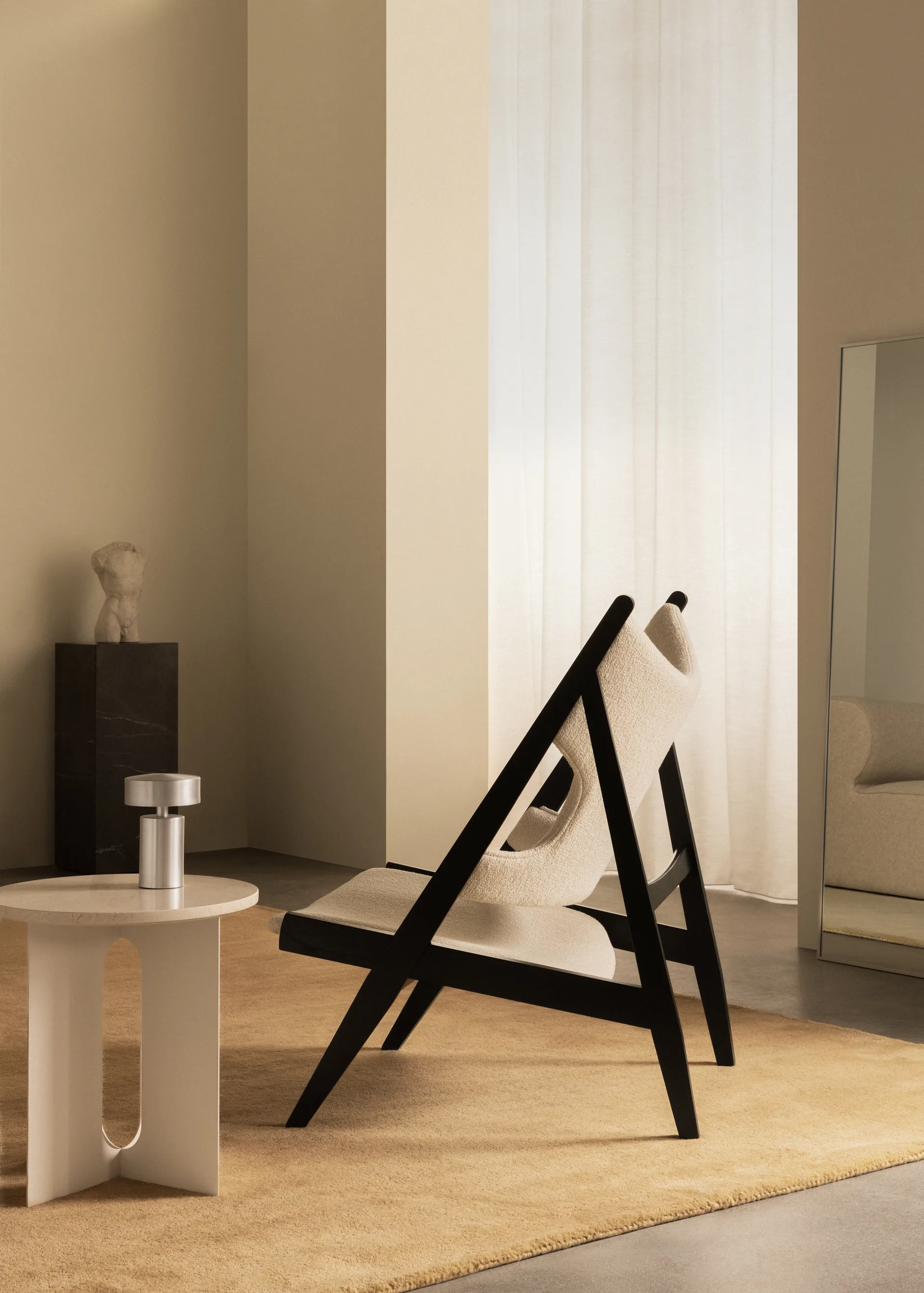 Poltrona lounge Knitting, Barnum Bouclé 24-nero rovere Audo Copenhagen